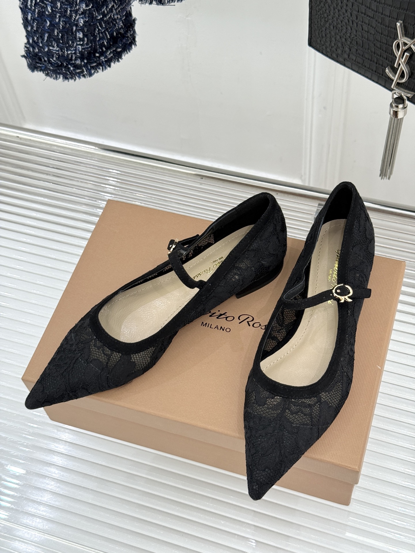 Gianvito Rossi26WF新品蕾丝尖头单鞋将浪漫蕾丝与利落尖头相融打造兼具优雅与气场的经典单鞋