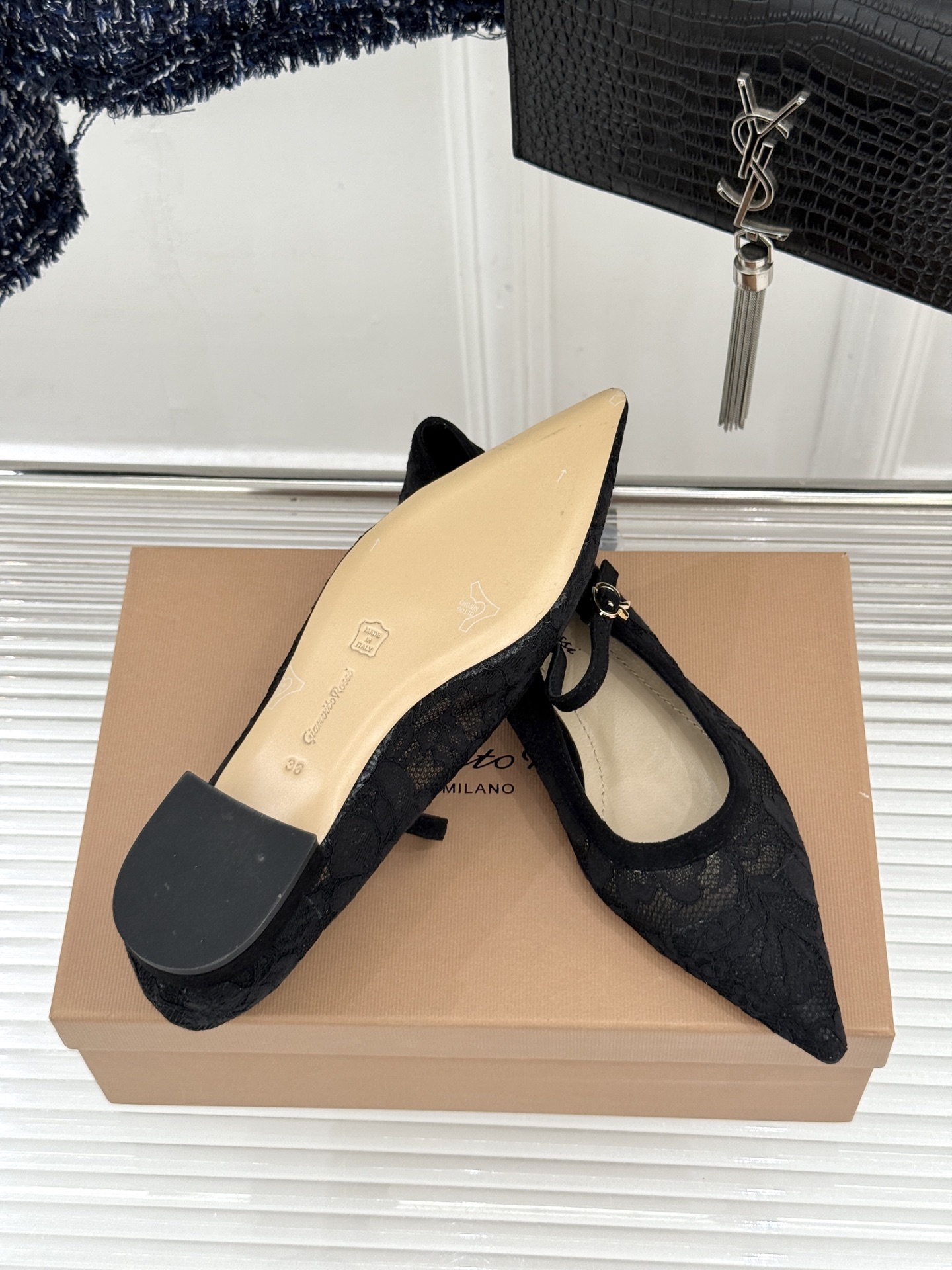 Gianvito Rossi26WF新品蕾丝尖头单鞋将浪漫蕾丝与利落尖头相融打造兼具优雅与气场的经典单鞋