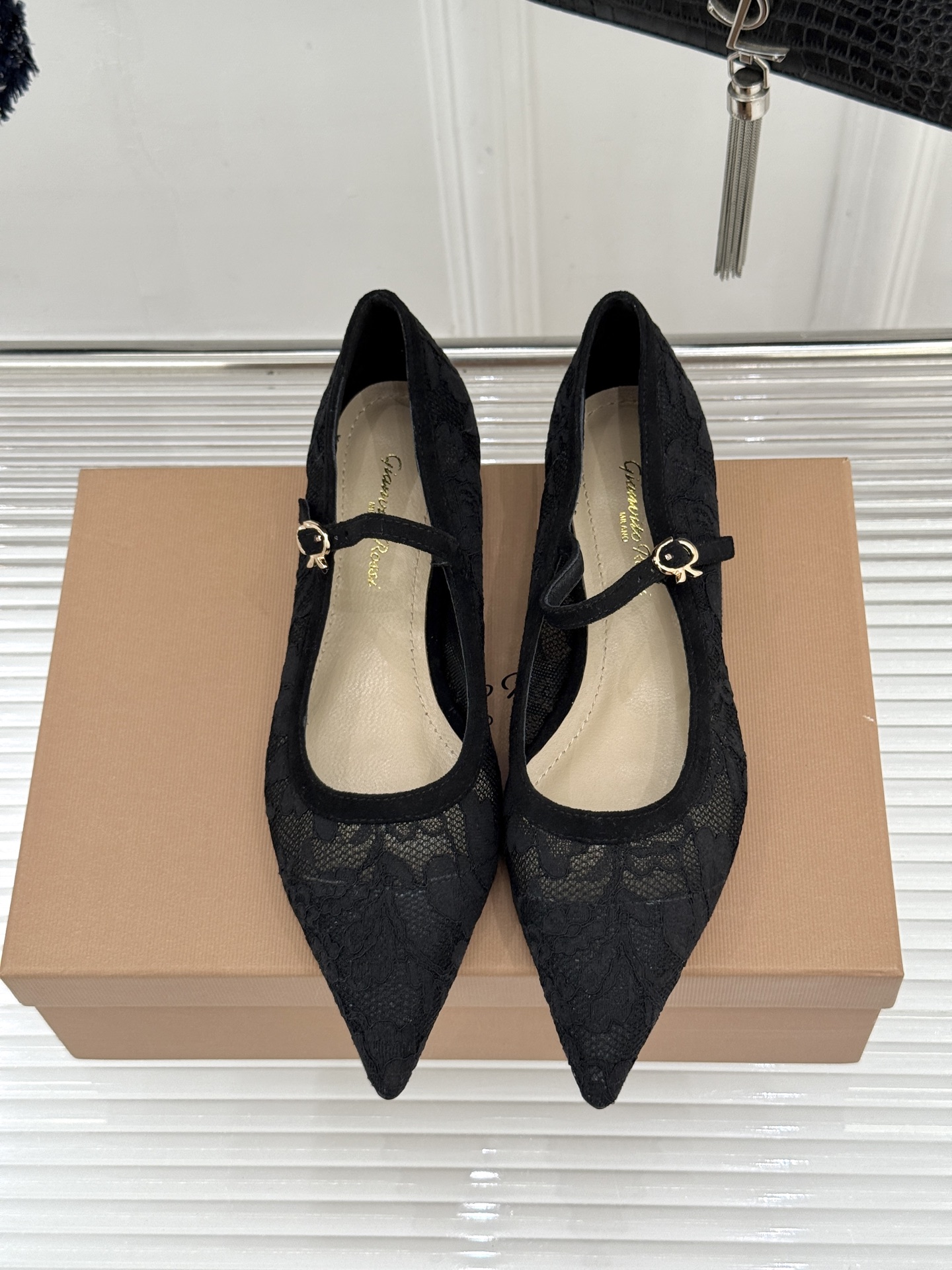 Gianvito Rossi26WF新品蕾丝尖头单鞋将浪漫蕾丝与利落尖头相融打造兼具优雅与气场的经典单鞋