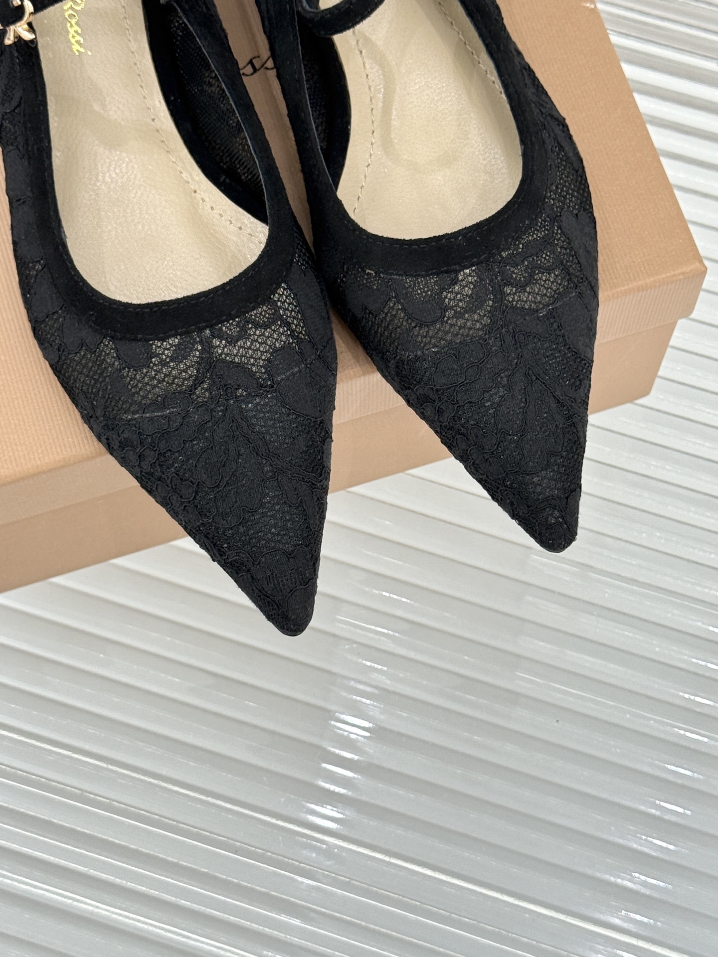 Gianvito Rossi26WF新品蕾丝尖头单鞋将浪漫蕾丝与利落尖头相融打造兼具优雅与气场的经典单鞋