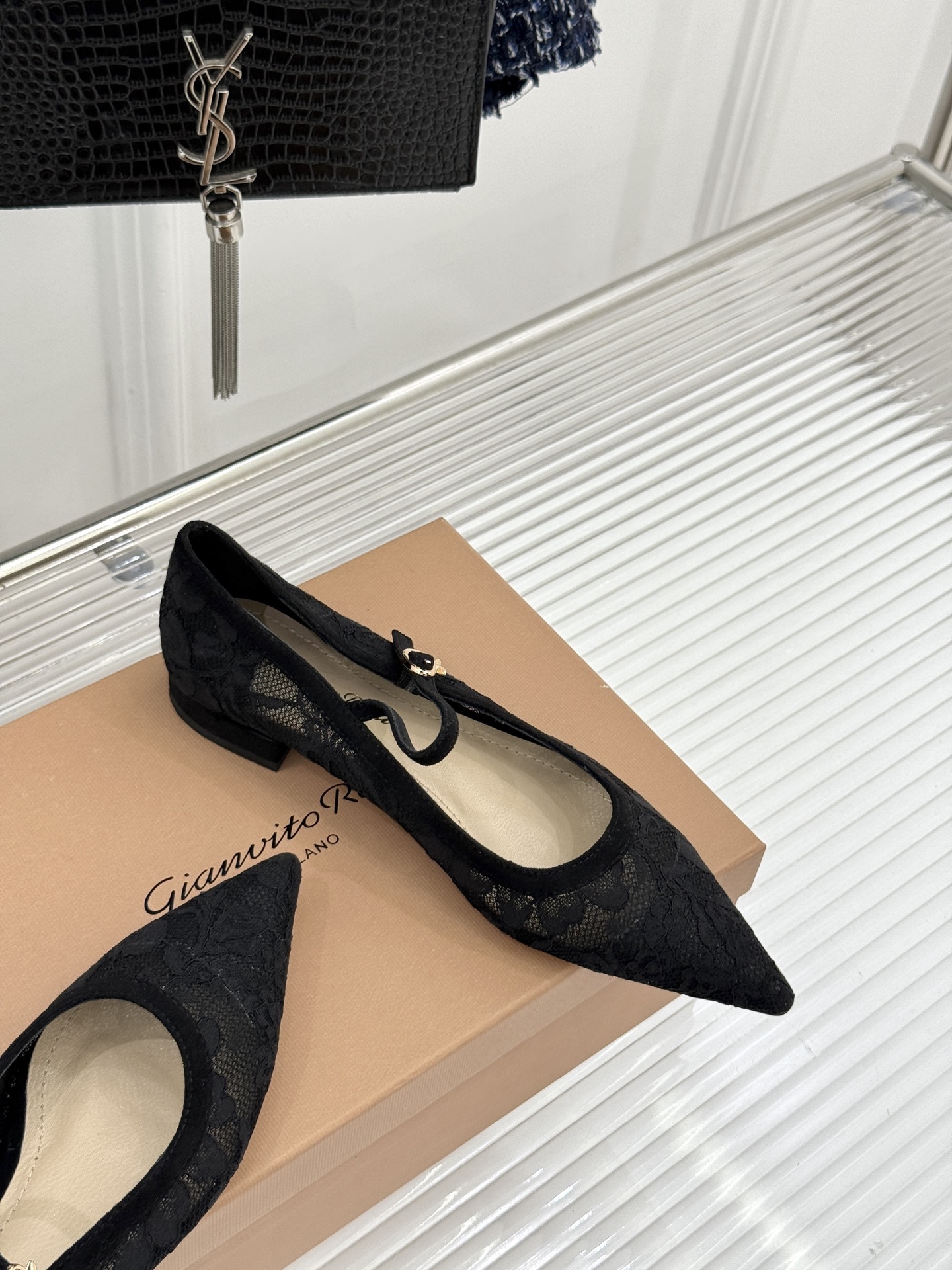 Gianvito Rossi26WF新品蕾丝尖头单鞋将浪漫蕾丝与利落尖头相融打造兼具优雅与气场的经典单鞋