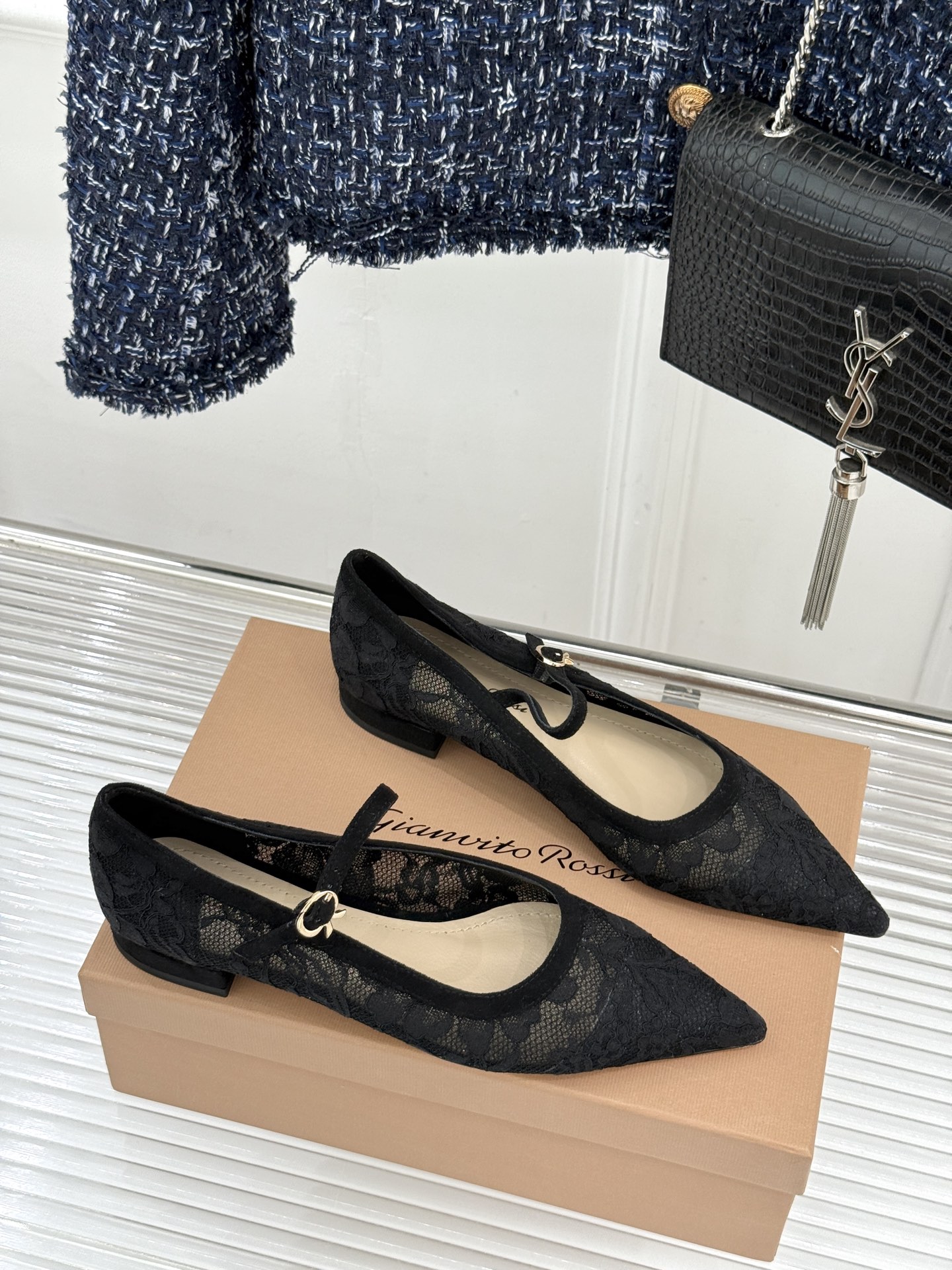 Gianvito Rossi26WF新品蕾丝尖头单鞋将浪漫蕾丝与利落尖头相融打造兼具优雅与气场的经典单鞋