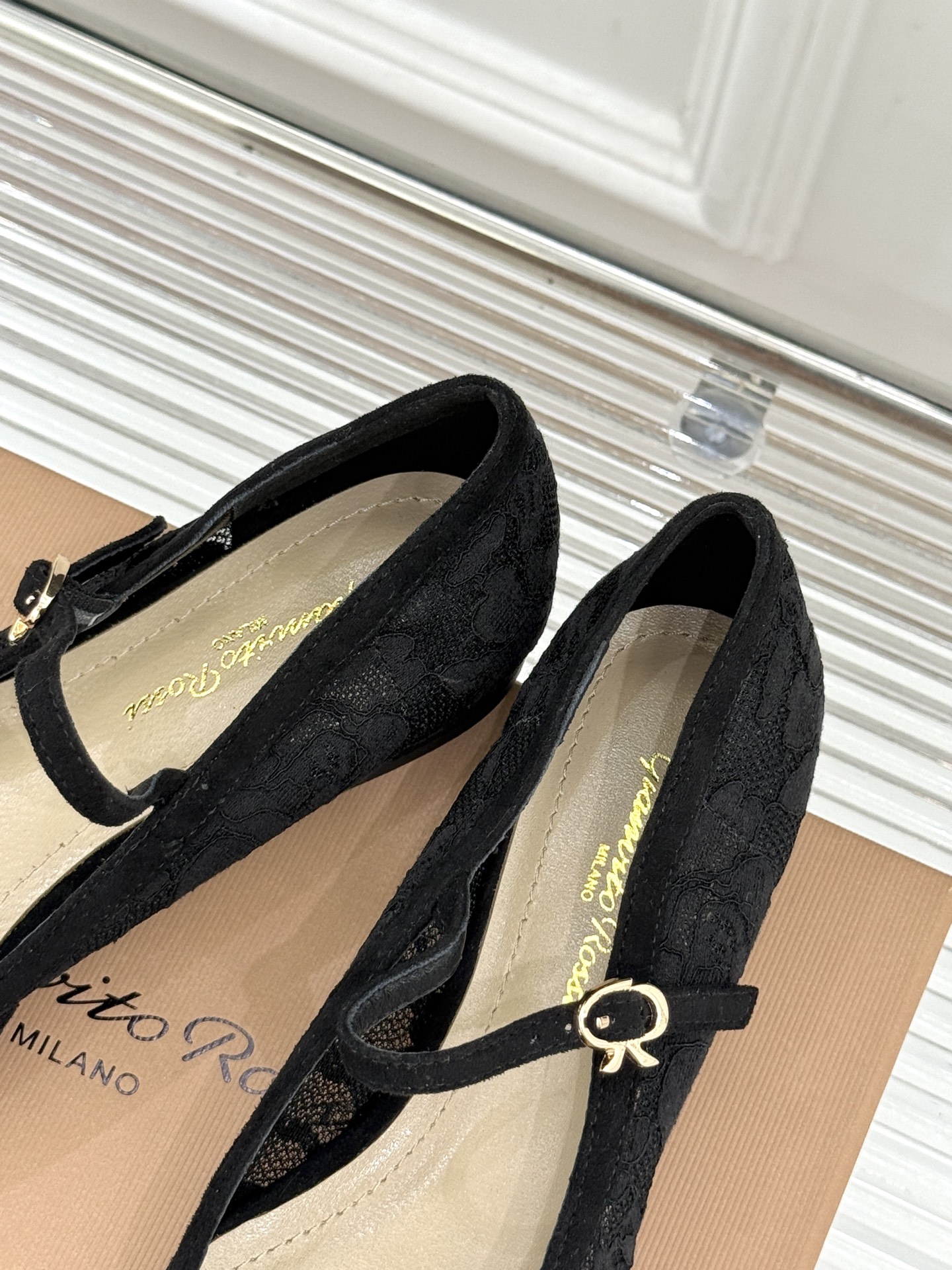 Gianvito Rossi26WF新品蕾丝尖头单鞋将浪漫蕾丝与利落尖头相融打造兼具优雅与气场的经典单鞋