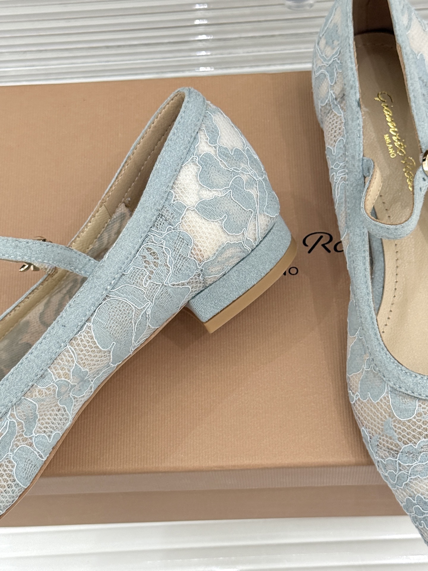 Gianvito Rossi26WF新品蕾丝尖头单鞋将浪漫蕾丝与利落尖头相融打造兼具优雅与气场的经典单鞋