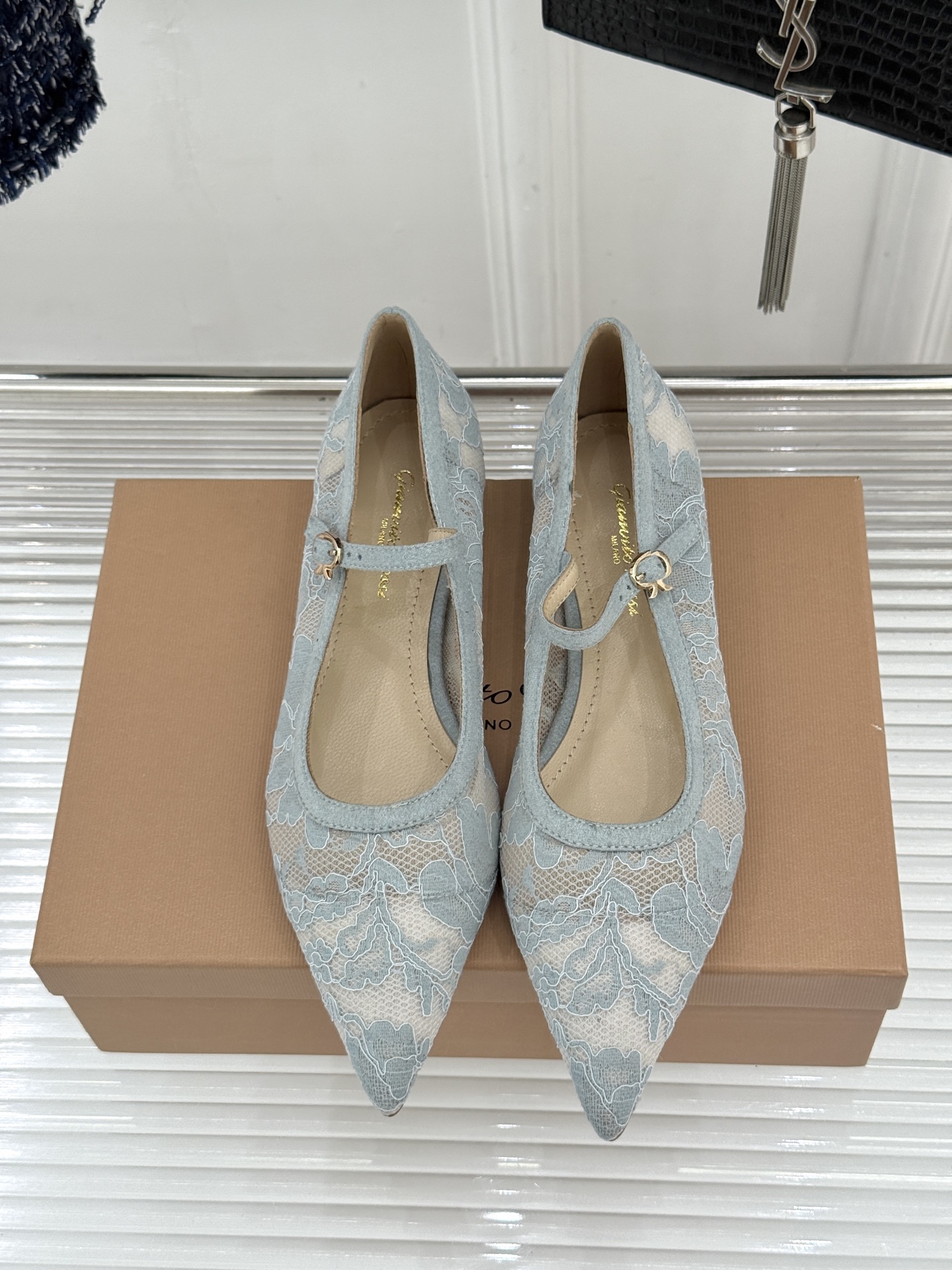 Gianvito Rossi26WF新品蕾丝尖头单鞋将浪漫蕾丝与利落尖头相融打造兼具优雅与气场的经典单鞋