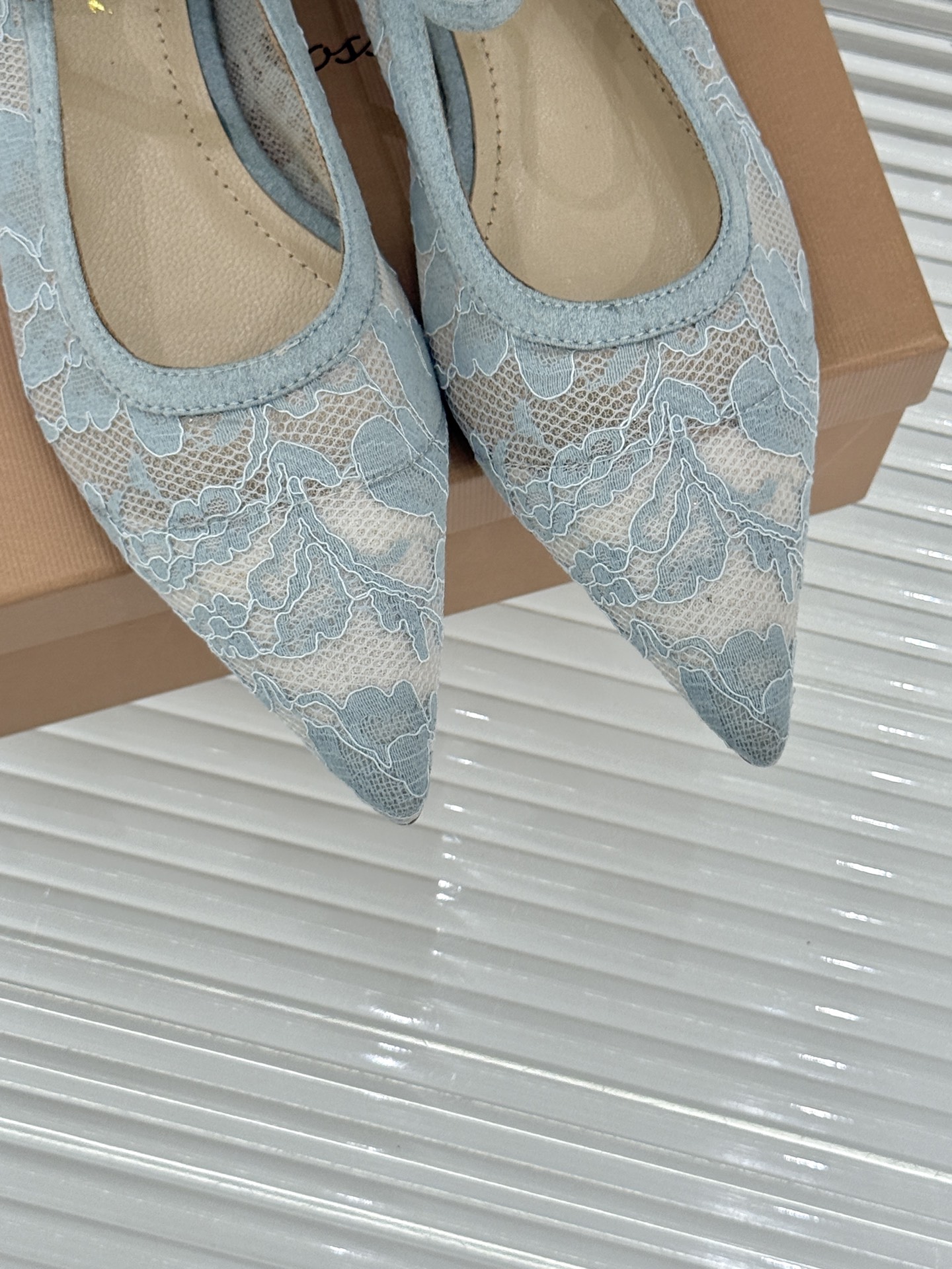 Gianvito Rossi26WF新品蕾丝尖头单鞋将浪漫蕾丝与利落尖头相融打造兼具优雅与气场的经典单鞋