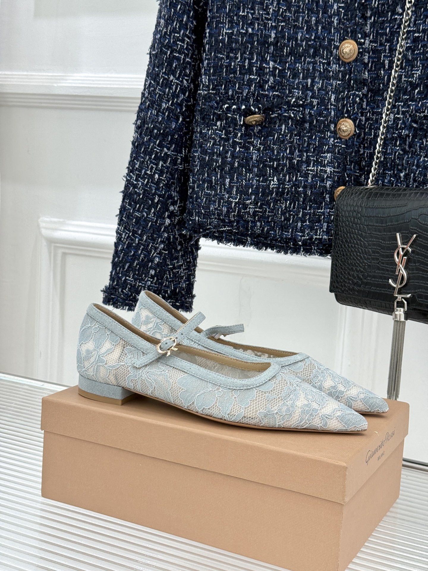 Gianvito Rossi26WF新品蕾丝尖头单鞋将浪漫蕾丝与利落尖头相融打造兼具优雅与气场的经典单鞋