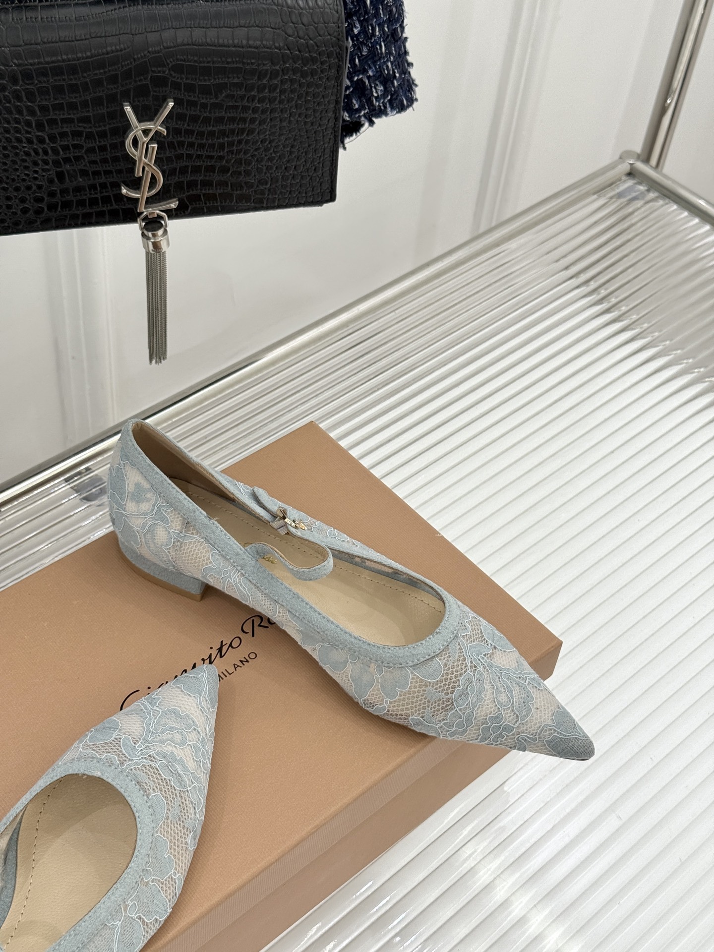 Gianvito Rossi26WF新品蕾丝尖头单鞋将浪漫蕾丝与利落尖头相融打造兼具优雅与气场的经典单鞋