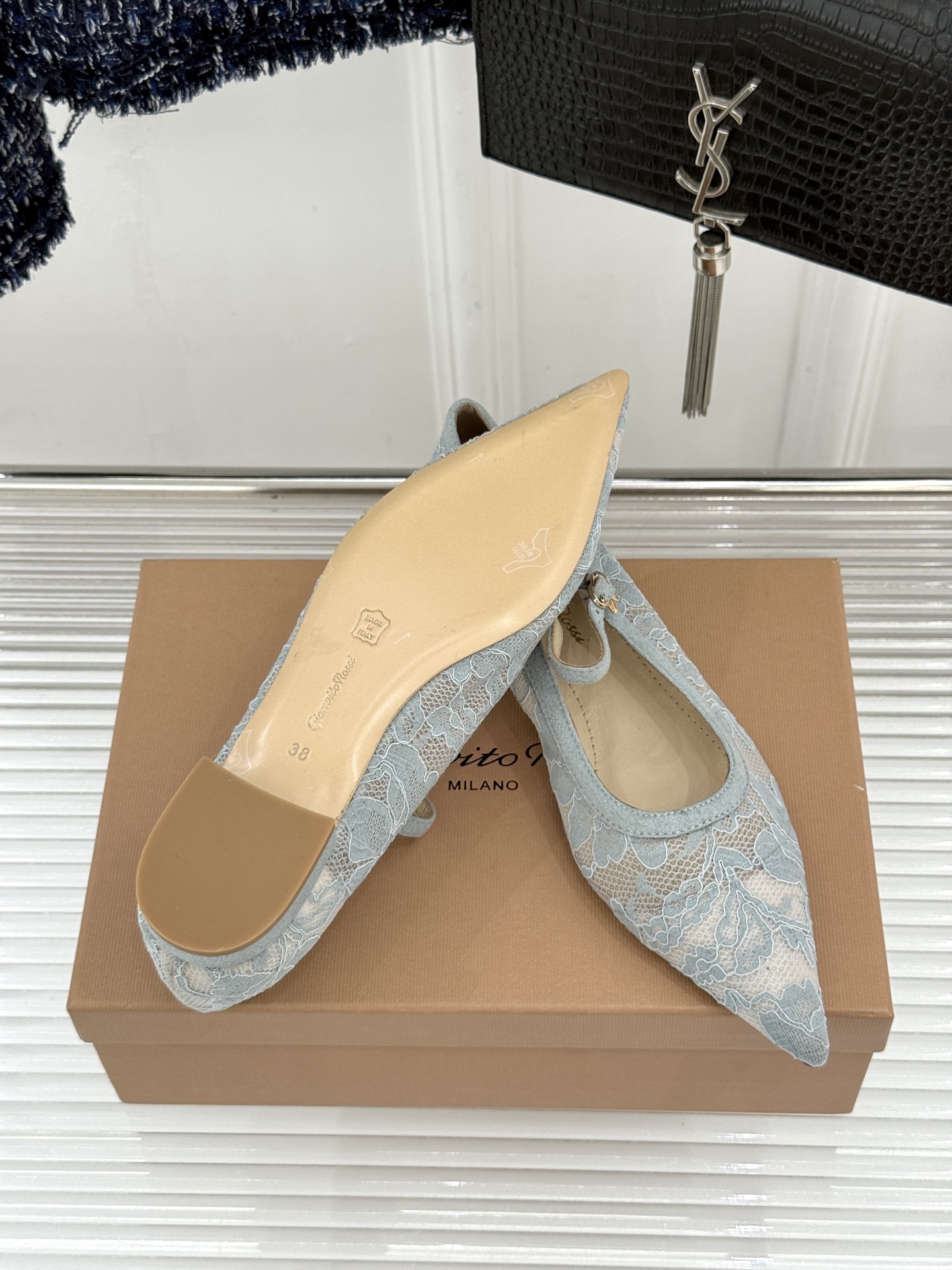 Gianvito Rossi26WF新品蕾丝尖头单鞋将浪漫蕾丝与利落尖头相融打造兼具优雅与气场的经典单鞋