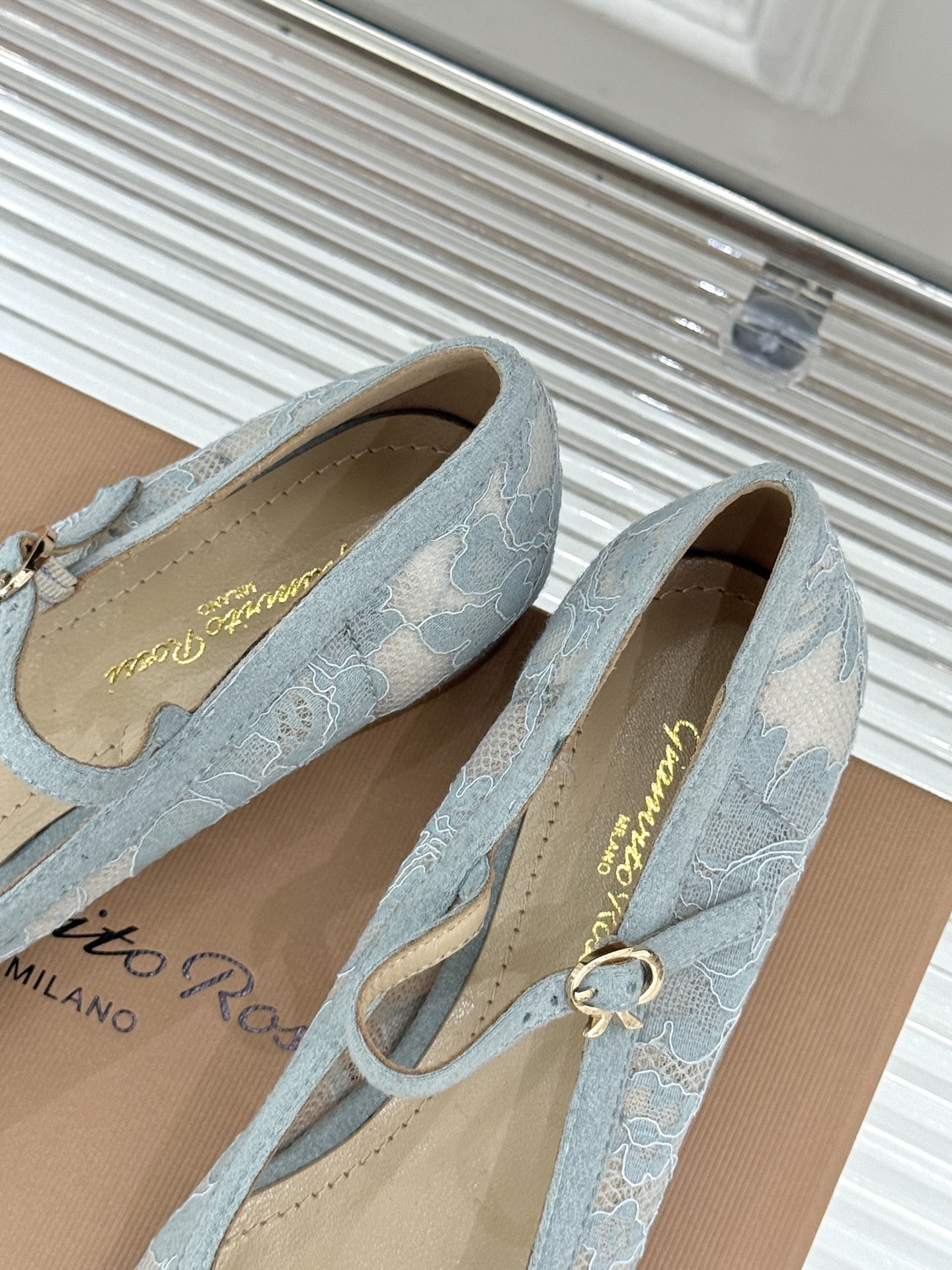 Gianvito Rossi26WF新品蕾丝尖头单鞋将浪漫蕾丝与利落尖头相融打造兼具优雅与气场的经典单鞋