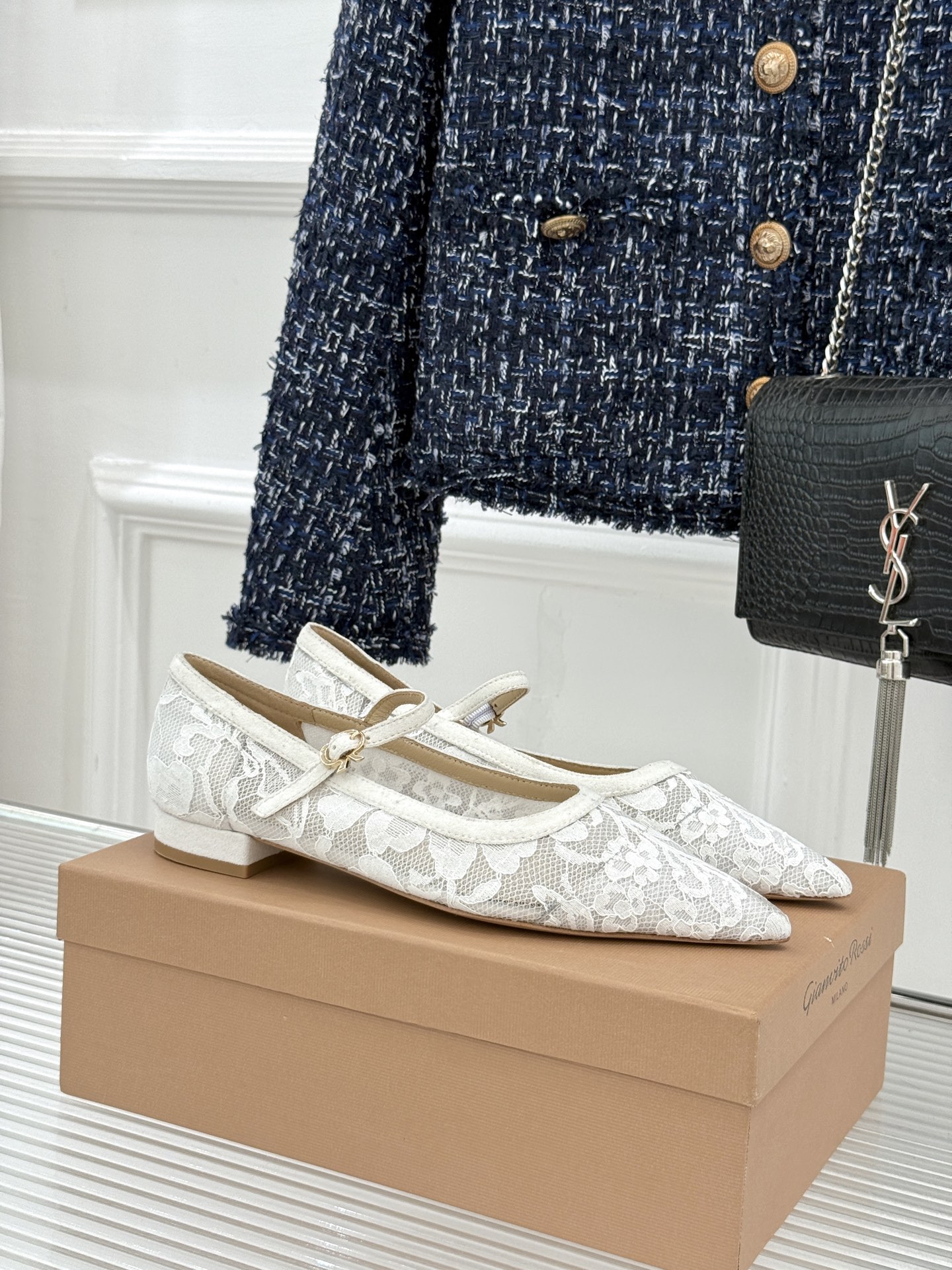 NO:750982,Gianvito Rossi26WF new lace pointed-toe shoes combine romantic lace with neat pointed toes to create classic shoes with both elegance and aura. Selected transparent and soft lace, the texture is fine and light, like a shadow, bringing a hazy soft light when walking. The iconic pointed-toe shoe shape accurately modifies the foot shape and lengthens the leg line, showing neatness and high-end. The interior is soft and skin-friendly, taking into account both delicacy and comfort. It is suitable for commuting, dating, dinner and other scenes.  Simple but showing the sense of luxury in the details. It is a low-key outline of the feminine aura. It is an elegant footnote in the wardrobe that will never go out of style. Every step breaks the daily routine and blooms with a calm style. The fabric is made of original customized materials. The inner toes are all sheepskin. Italian imported leather outsole size 35-39 (customized 40/41) No. 84820313, high heels, high heels, sheepskin, Leather soles19860909Gianvito Rossi26WF新品蕾丝 尖头单鞋 将浪漫蕾丝与利落尖头相融 打造兼具优雅与气场的经典单鞋. 精选通透纤柔蕾丝 纹理细腻轻盈 若影若现 行走间自带朦胧柔光 标志性尖头鞋型精准修饰脚型 拉长腿部线条 尽显利落高级. 内里柔软亲肤 兼顾精致与舒适 适配通勤、约会、晚宴等多场景. 简约却在细节处彰显奢品质感 低调勾勒女性柔媚气场 是衣橱里永不过时的优雅注脚 每一步都踏碎日常 绽放从容格调. 面料采用原版定制材质 内里踮脚均为羊皮 意大利进口真皮大底 size35-39（40/41定制） 编号84820313,高跟鞋单鞋,high heels,sheepskin,Leather soles,Women's Shoes