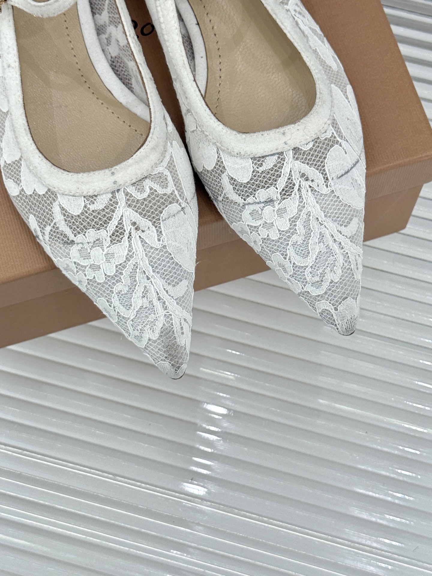 Gianvito Rossi26WF新品蕾丝尖头单鞋将浪漫蕾丝与利落尖头相融打造兼具优雅与气场的经典单鞋