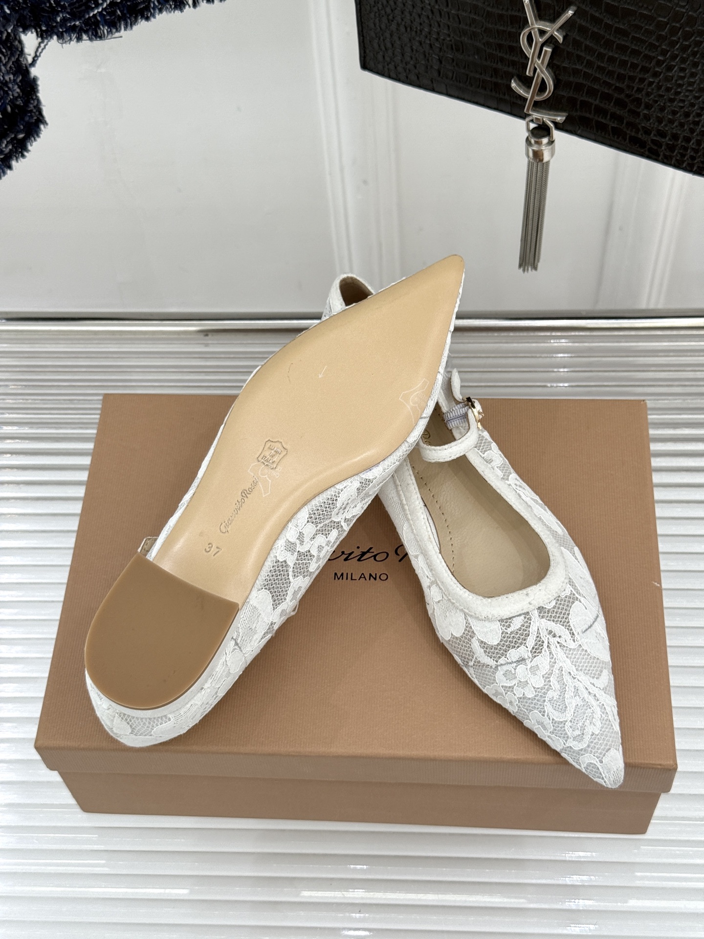 Gianvito Rossi26WF新品蕾丝尖头单鞋将浪漫蕾丝与利落尖头相融打造兼具优雅与气场的经典单鞋