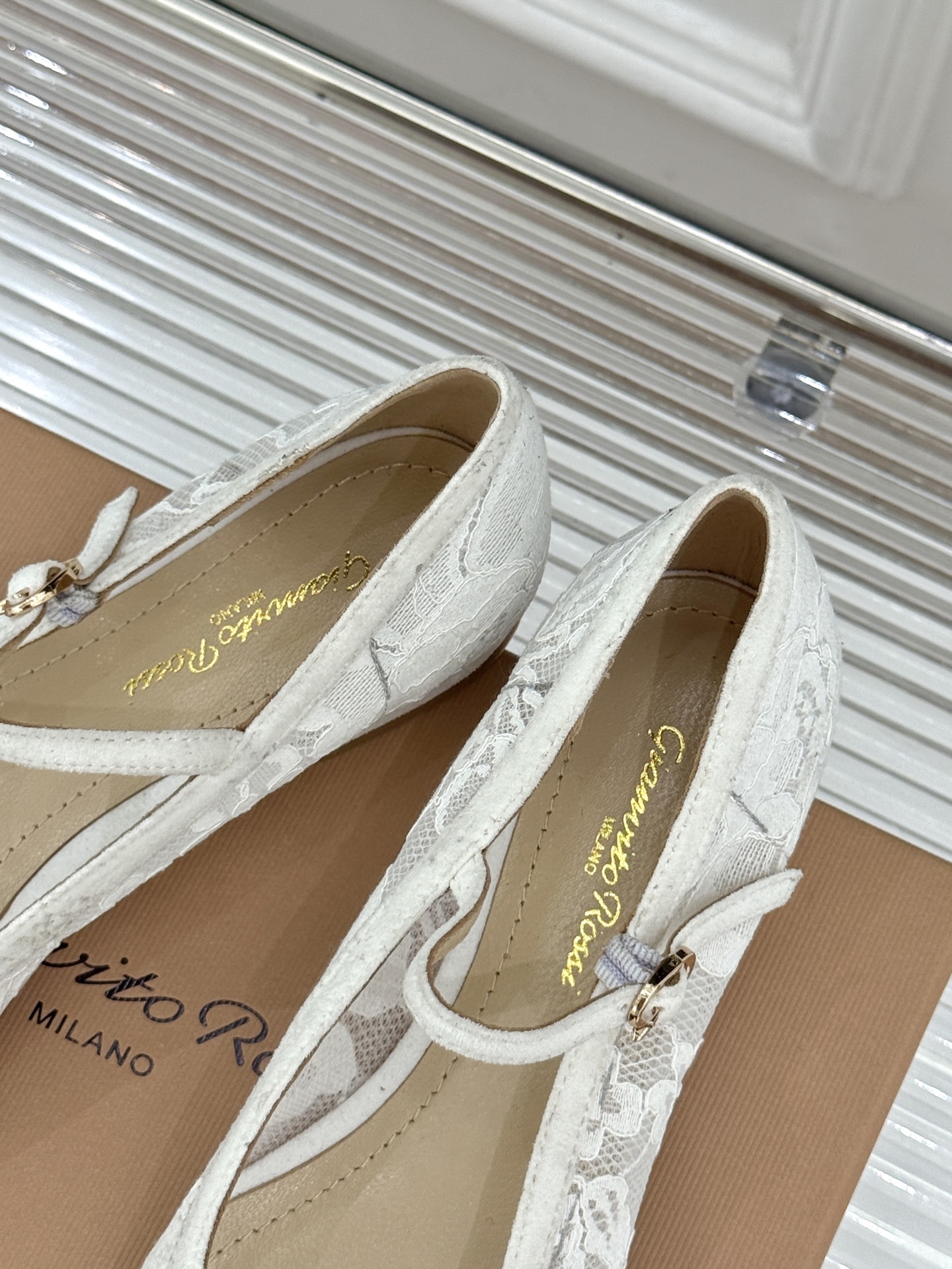 Gianvito Rossi26WF新品蕾丝尖头单鞋将浪漫蕾丝与利落尖头相融打造兼具优雅与气场的经典单鞋