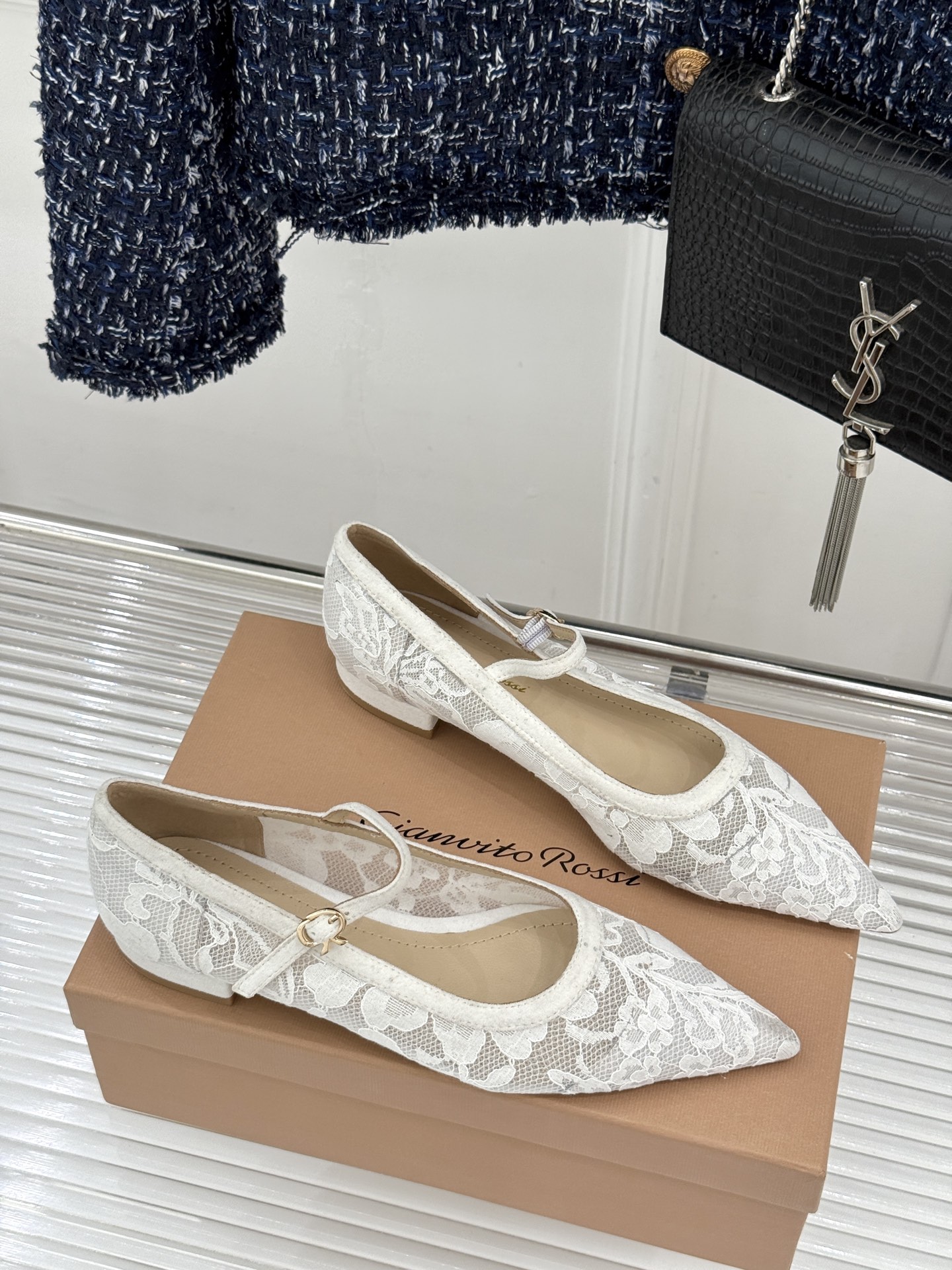 Gianvito Rossi26WF新品蕾丝尖头单鞋将浪漫蕾丝与利落尖头相融打造兼具优雅与气场的经典单鞋