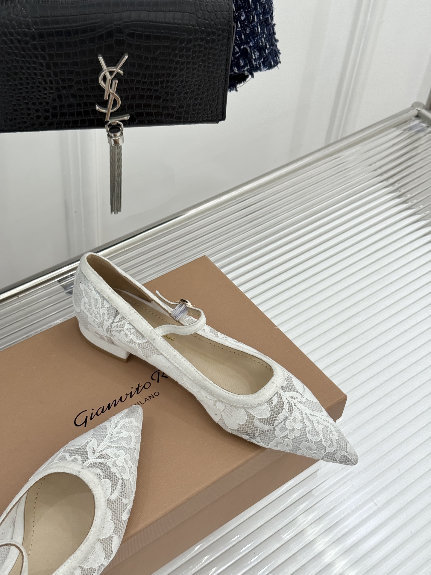 Gianvito Rossi26WF新品蕾丝尖头单鞋将浪漫蕾丝与利落尖头相融打造兼具优雅与气场的经典单鞋