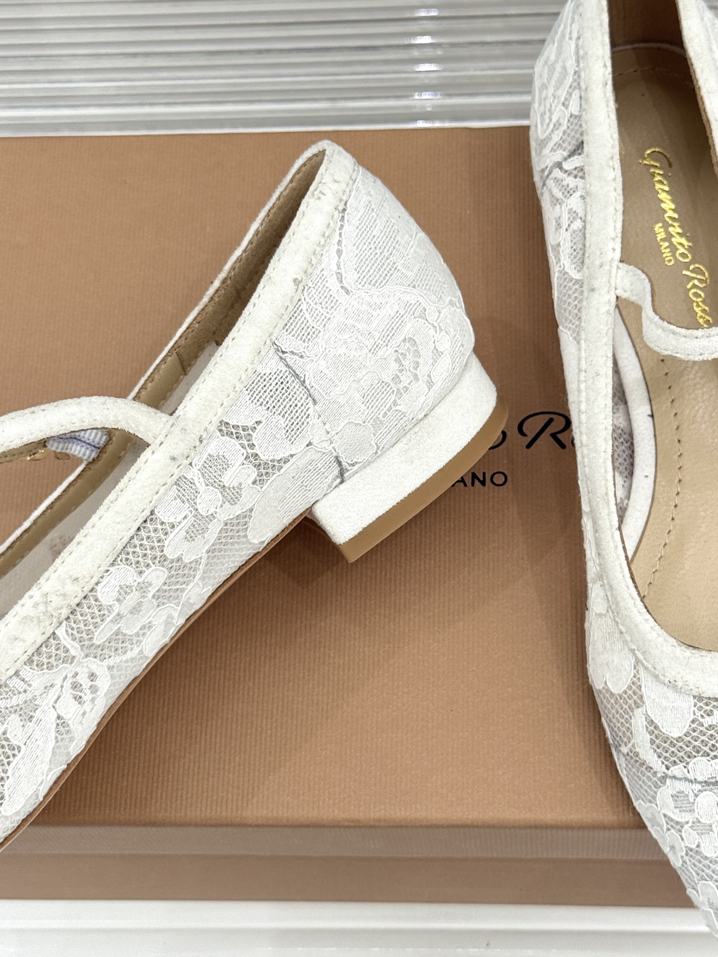 Gianvito Rossi26WF新品蕾丝尖头单鞋将浪漫蕾丝与利落尖头相融打造兼具优雅与气场的经典单鞋