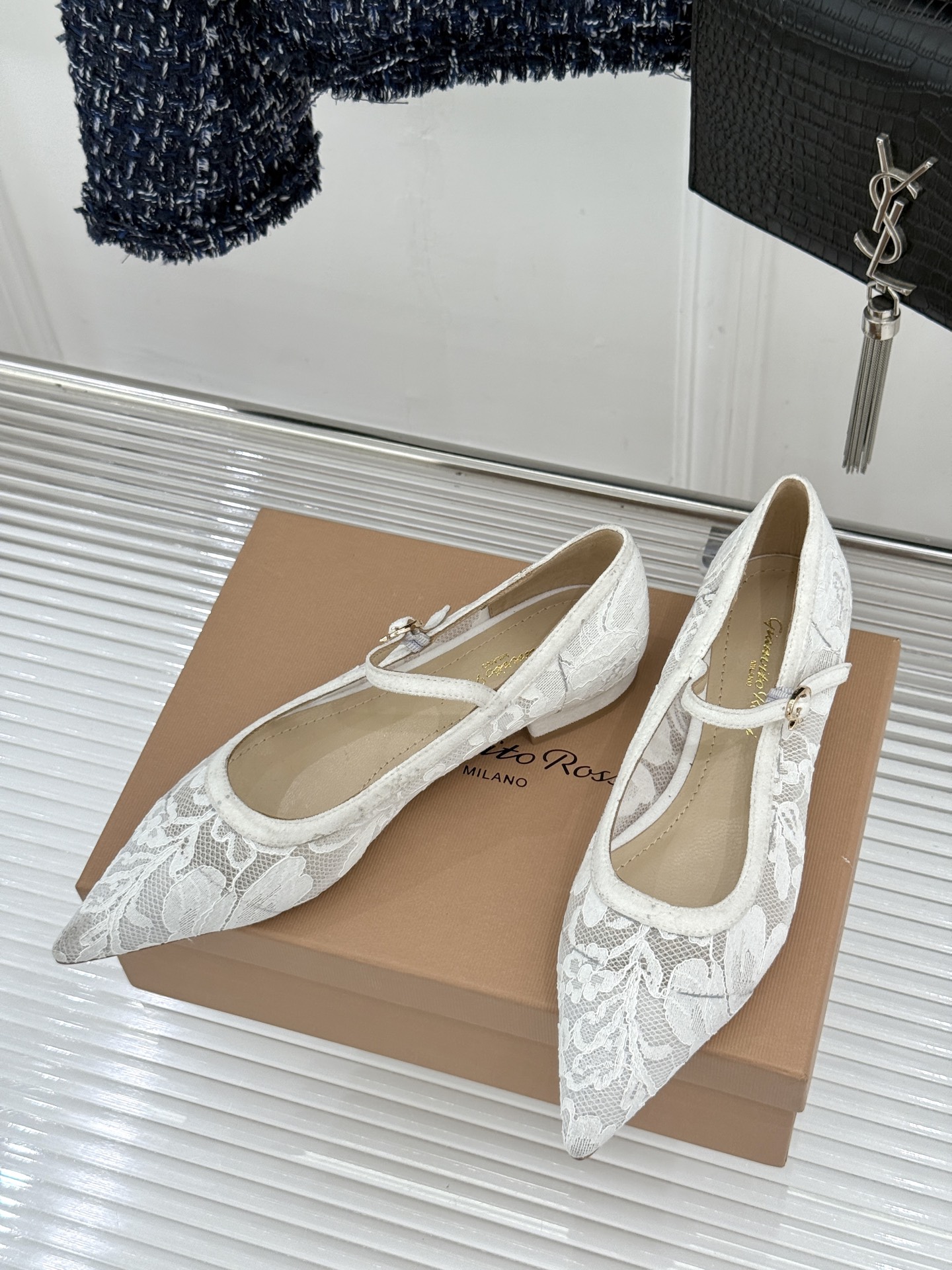 Gianvito Rossi26WF新品蕾丝尖头单鞋将浪漫蕾丝与利落尖头相融打造兼具优雅与气场的经典单鞋