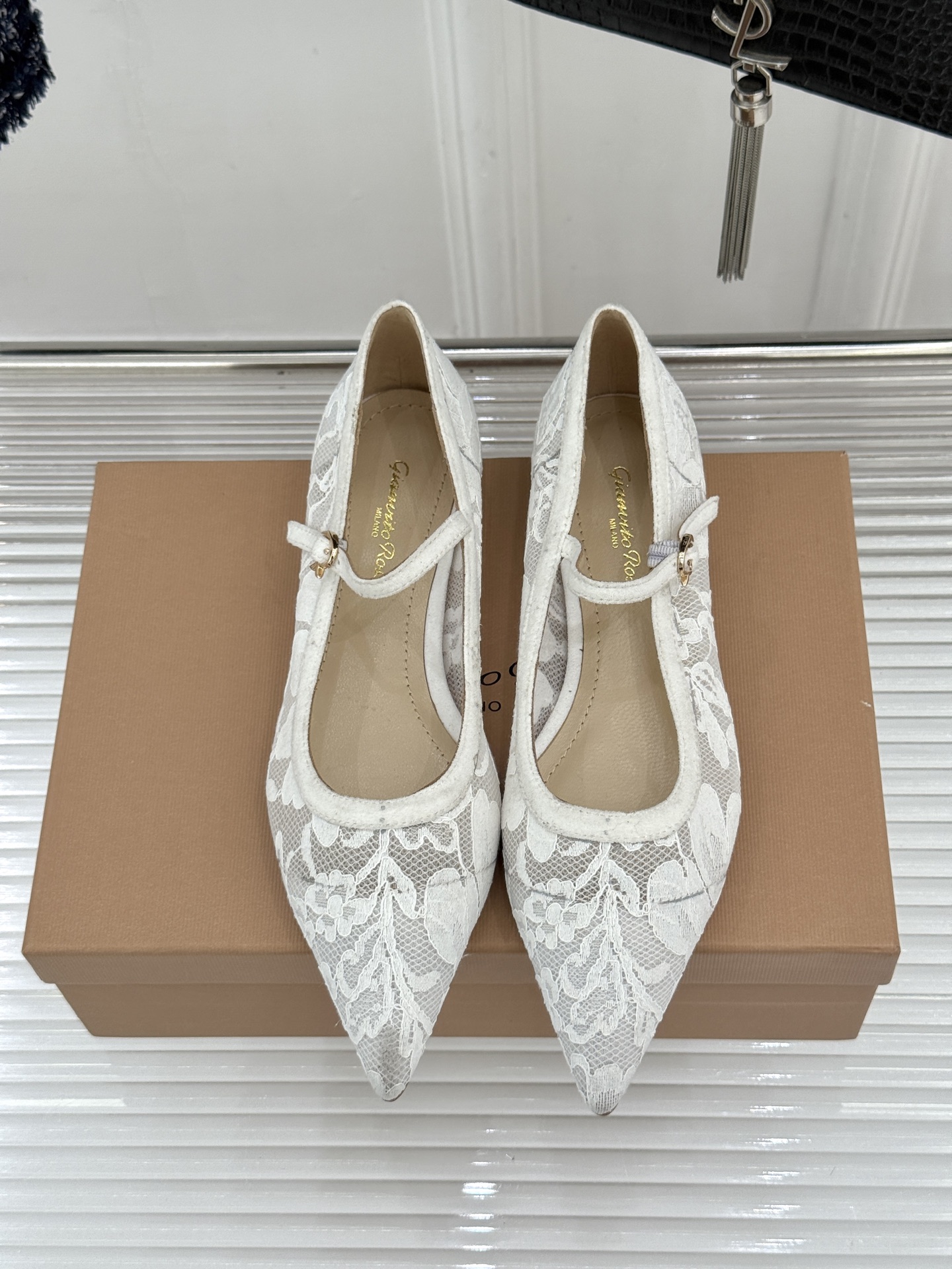 Gianvito Rossi26WF新品蕾丝尖头单鞋将浪漫蕾丝与利落尖头相融打造兼具优雅与气场的经典单鞋