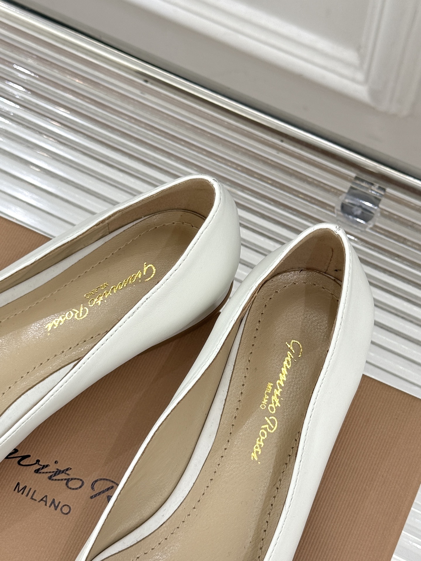 Gianvito Rossi经典极简尖头高跟鞋单鞋以「删繁就简」的意式匠心将高奢质感藏于利落线条让每一步