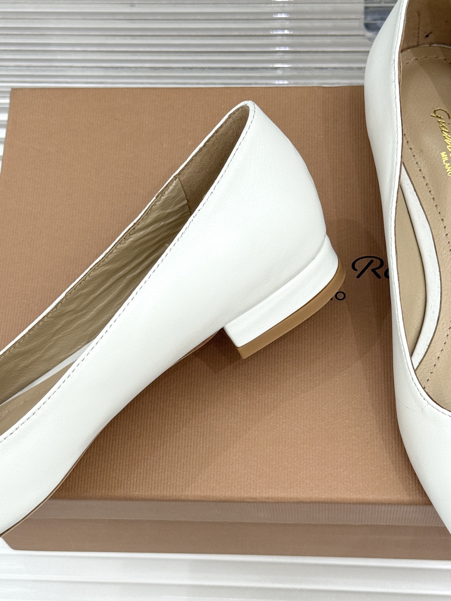 Gianvito Rossi经典极简尖头高跟鞋单鞋以「删繁就简」的意式匠心将高奢质感藏于利落线条让每一步