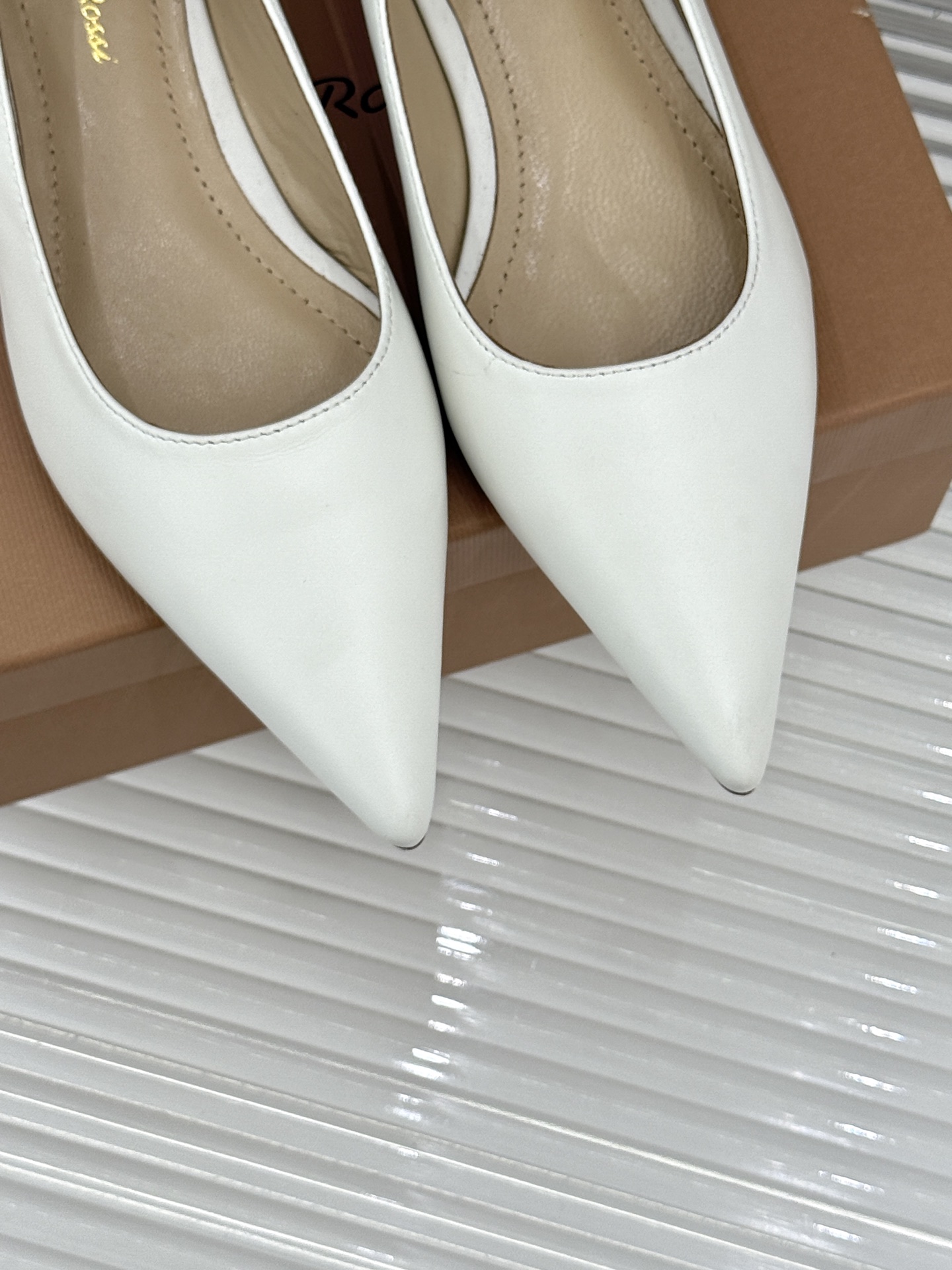 Gianvito Rossi经典极简尖头高跟鞋单鞋以「删繁就简」的意式匠心将高奢质感藏于利落线条让每一步