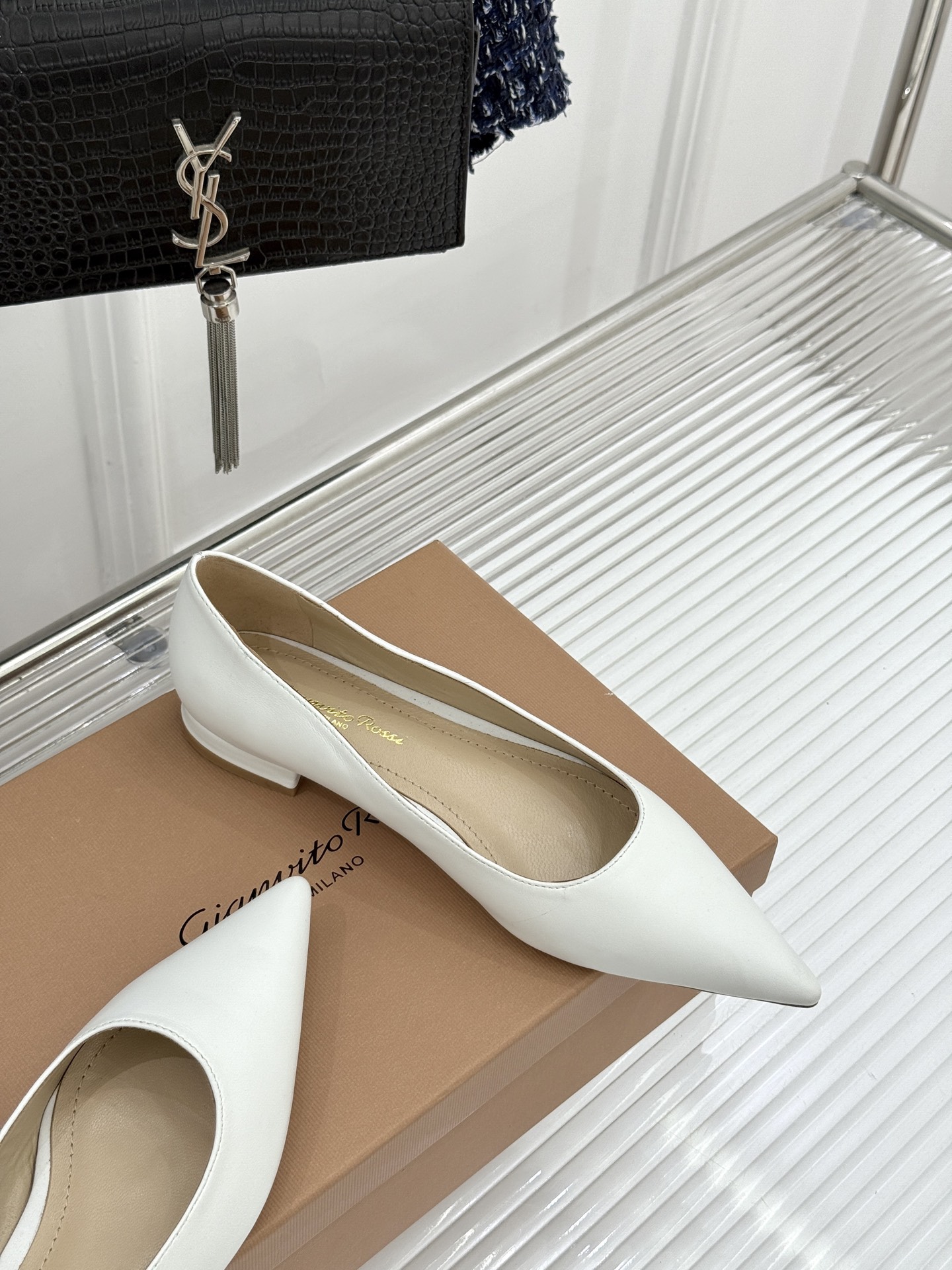 Gianvito Rossi经典极简尖头高跟鞋单鞋以「删繁就简」的意式匠心将高奢质感藏于利落线条让每一步