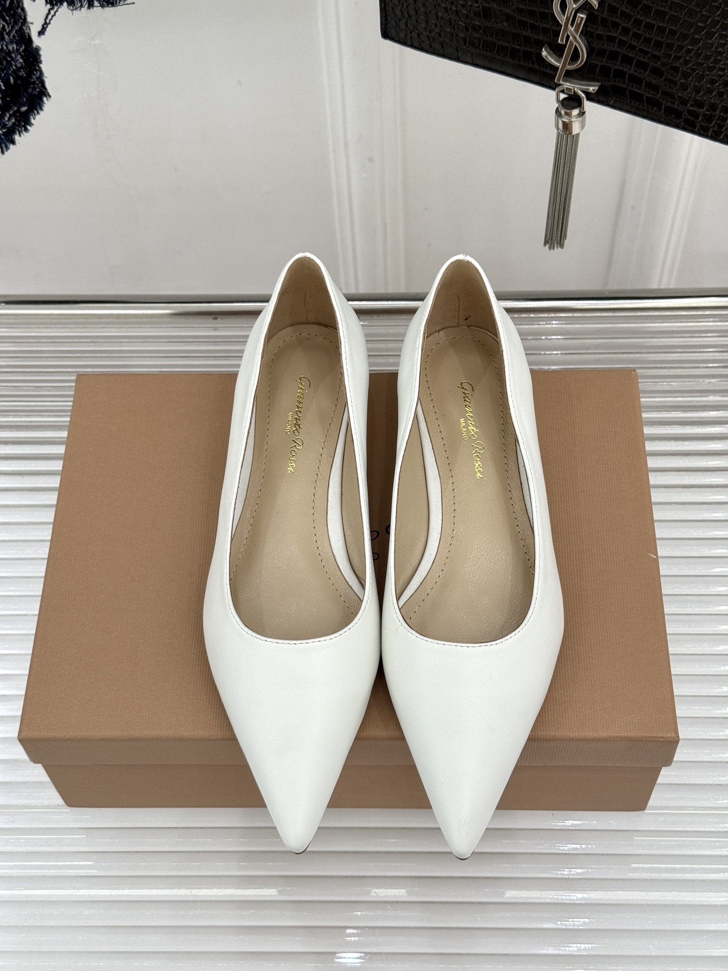 Gianvito Rossi经典极简尖头高跟鞋单鞋以「删繁就简」的意式匠心将高奢质感藏于利落线条让每一步