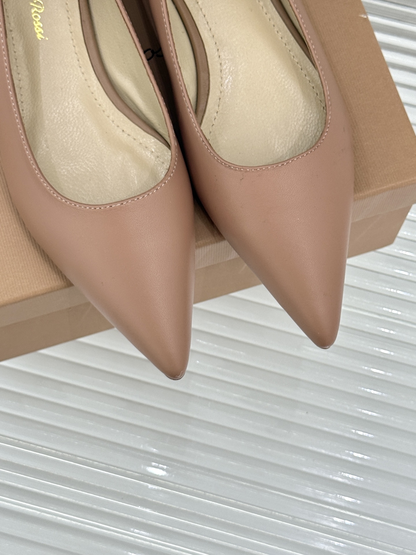 Gianvito Rossi经典极简尖头高跟鞋单鞋以「删繁就简」的意式匠心将高奢质感藏于利落线条让每一步