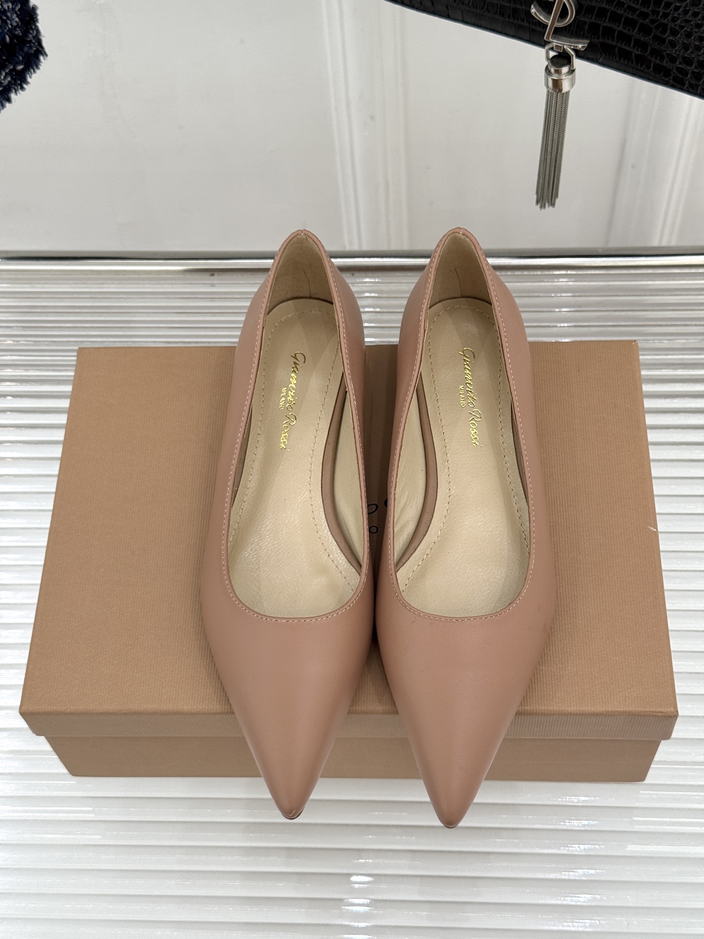 Gianvito Rossi经典极简尖头高跟鞋单鞋以「删繁就简」的意式匠心将高奢质感藏于利落线条让每一步