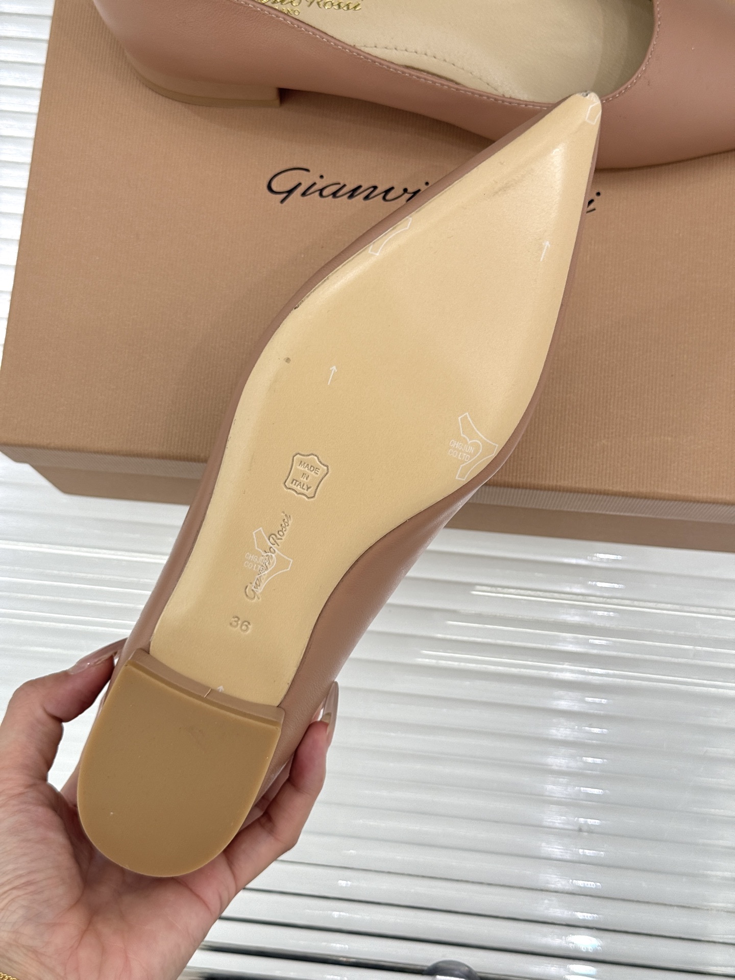 Gianvito Rossi经典极简尖头高跟鞋单鞋以「删繁就简」的意式匠心将高奢质感藏于利落线条让每一步