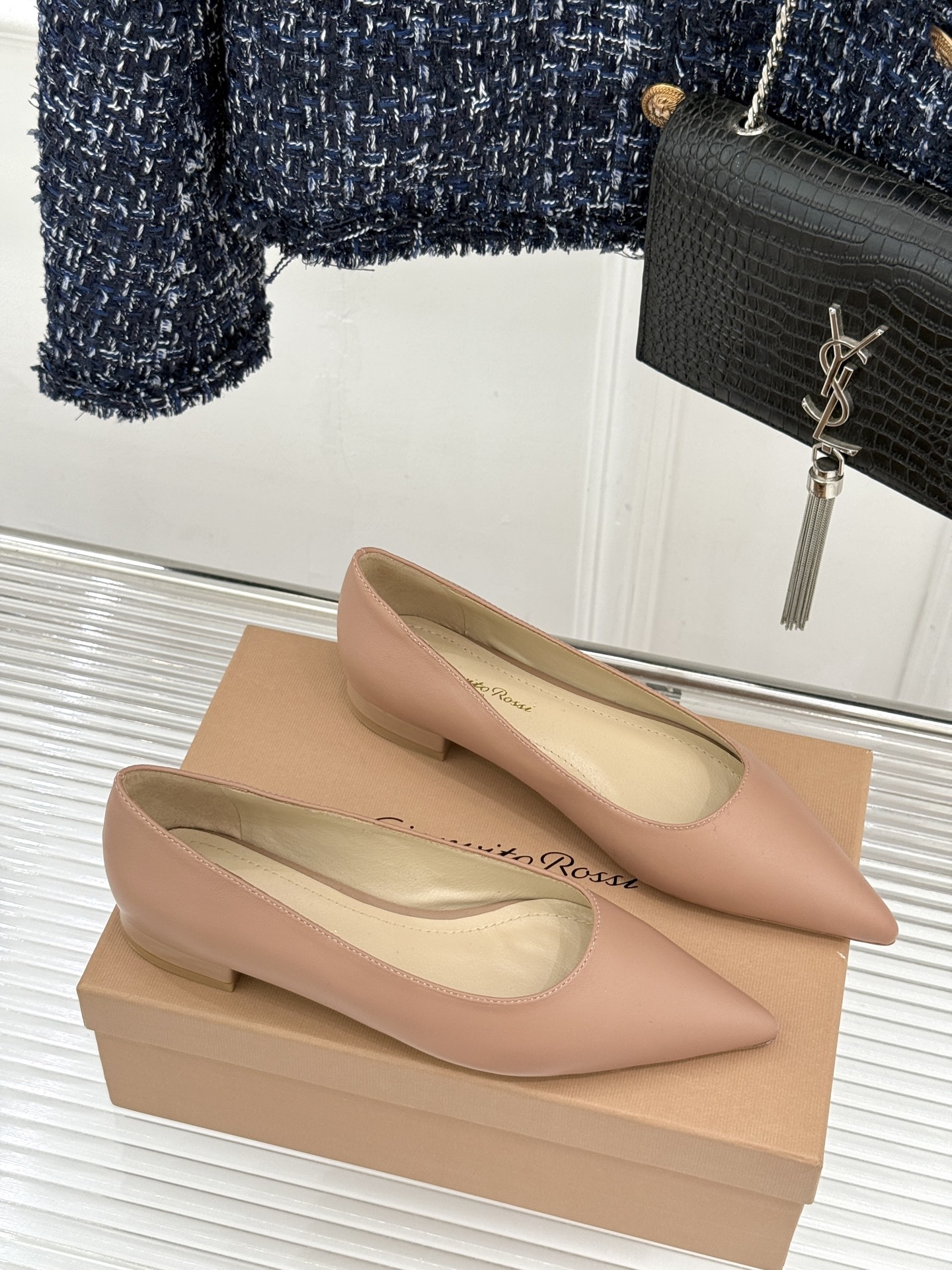 Gianvito Rossi经典极简尖头高跟鞋单鞋以「删繁就简」的意式匠心将高奢质感藏于利落线条让每一步