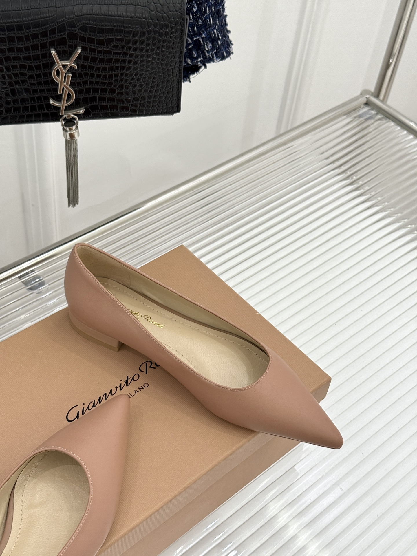 Gianvito Rossi经典极简尖头高跟鞋单鞋以「删繁就简」的意式匠心将高奢质感藏于利落线条让每一步