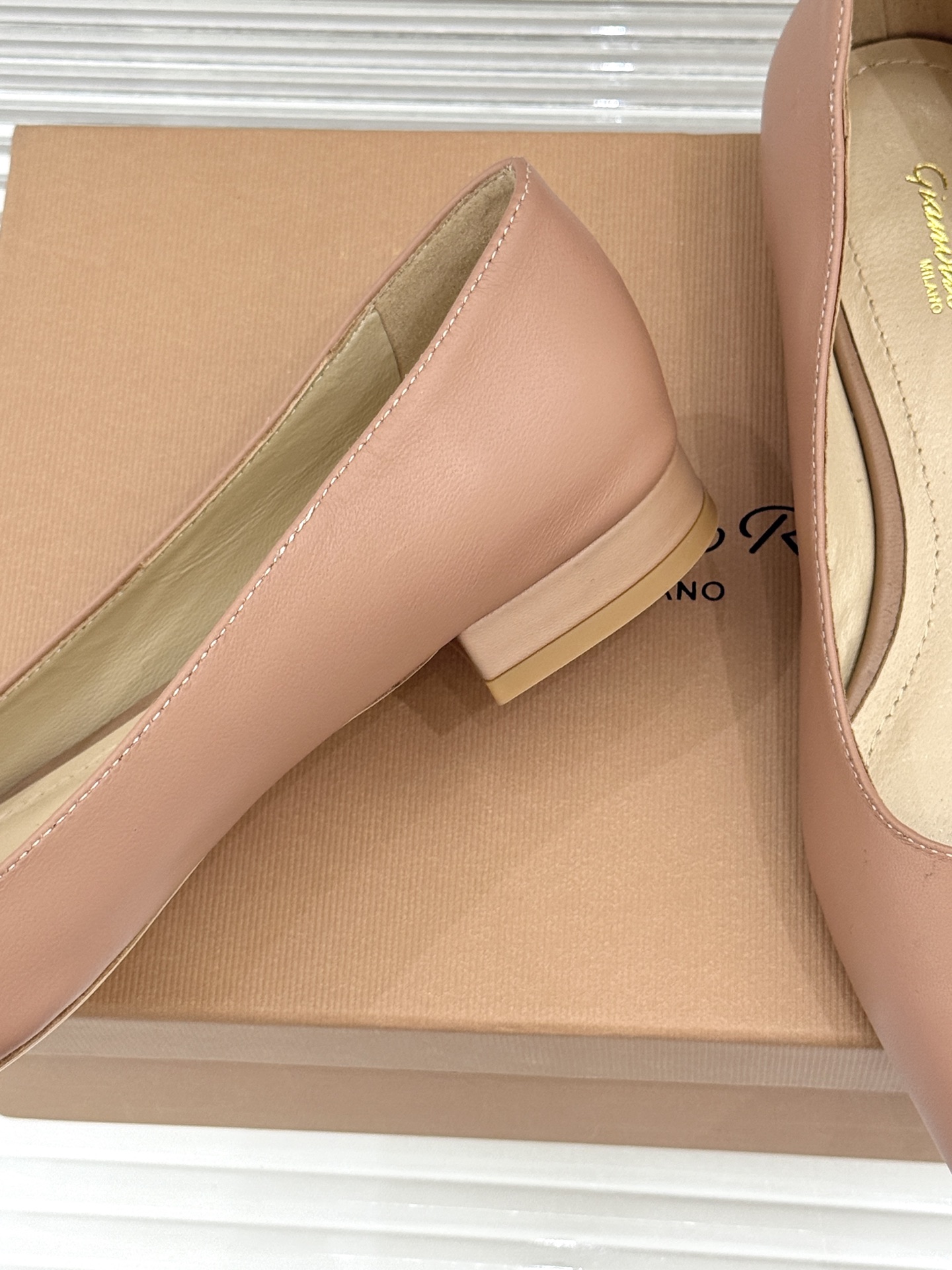 Gianvito Rossi经典极简尖头高跟鞋单鞋以「删繁就简」的意式匠心将高奢质感藏于利落线条让每一步