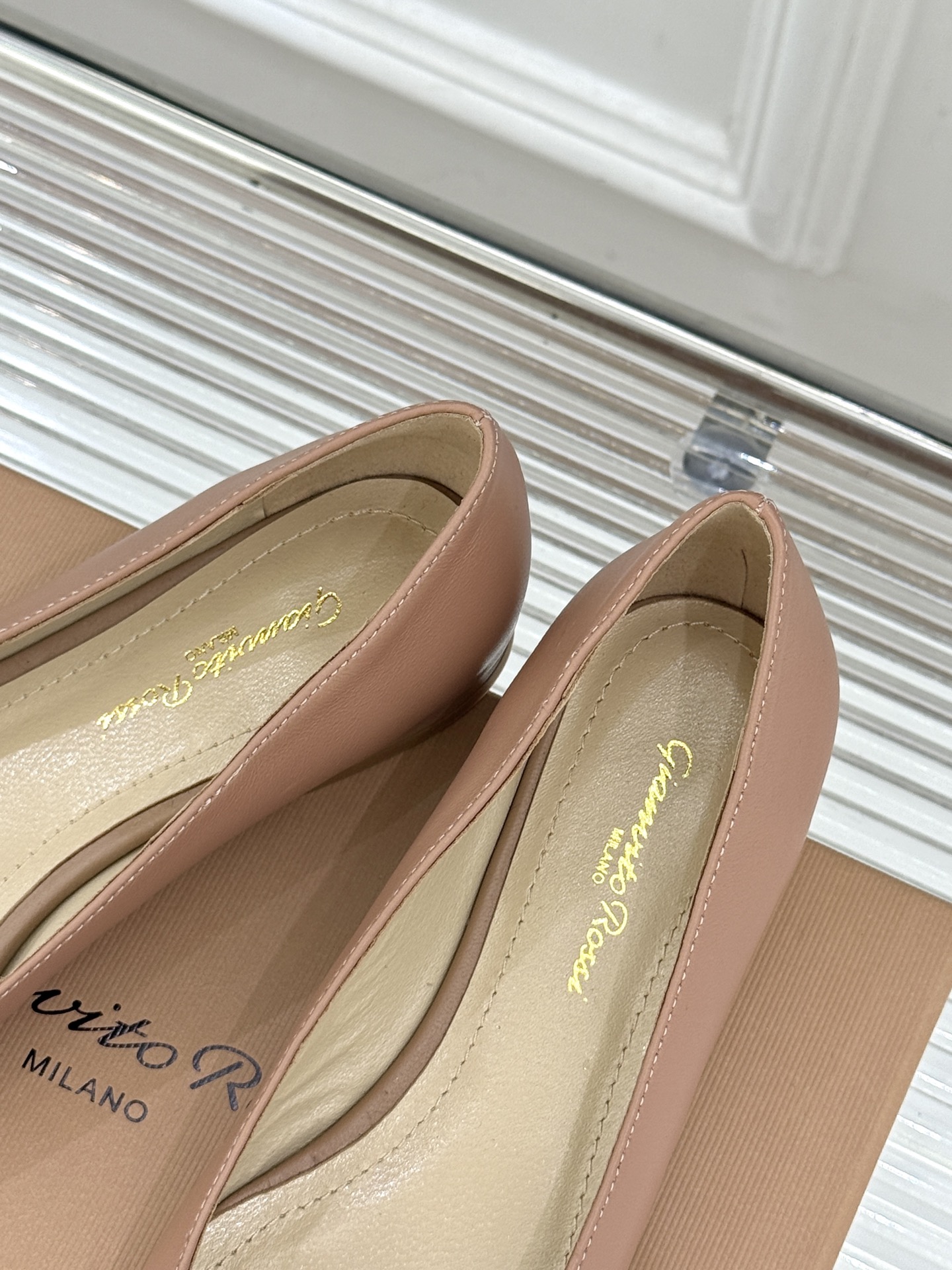 Gianvito Rossi经典极简尖头高跟鞋单鞋以「删繁就简」的意式匠心将高奢质感藏于利落线条让每一步