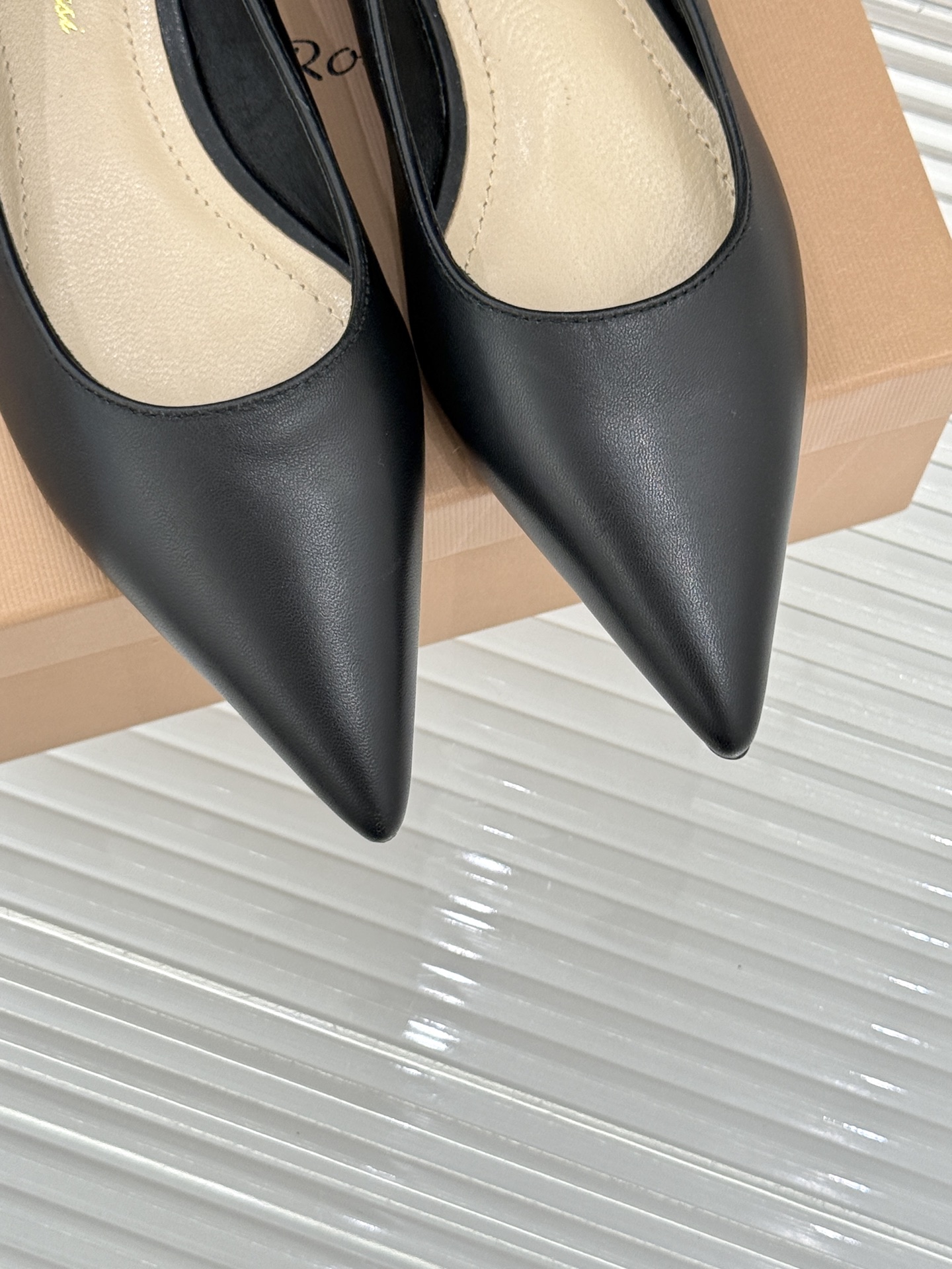 Gianvito Rossi经典极简尖头高跟鞋单鞋以「删繁就简」的意式匠心将高奢质感藏于利落线条让每一步