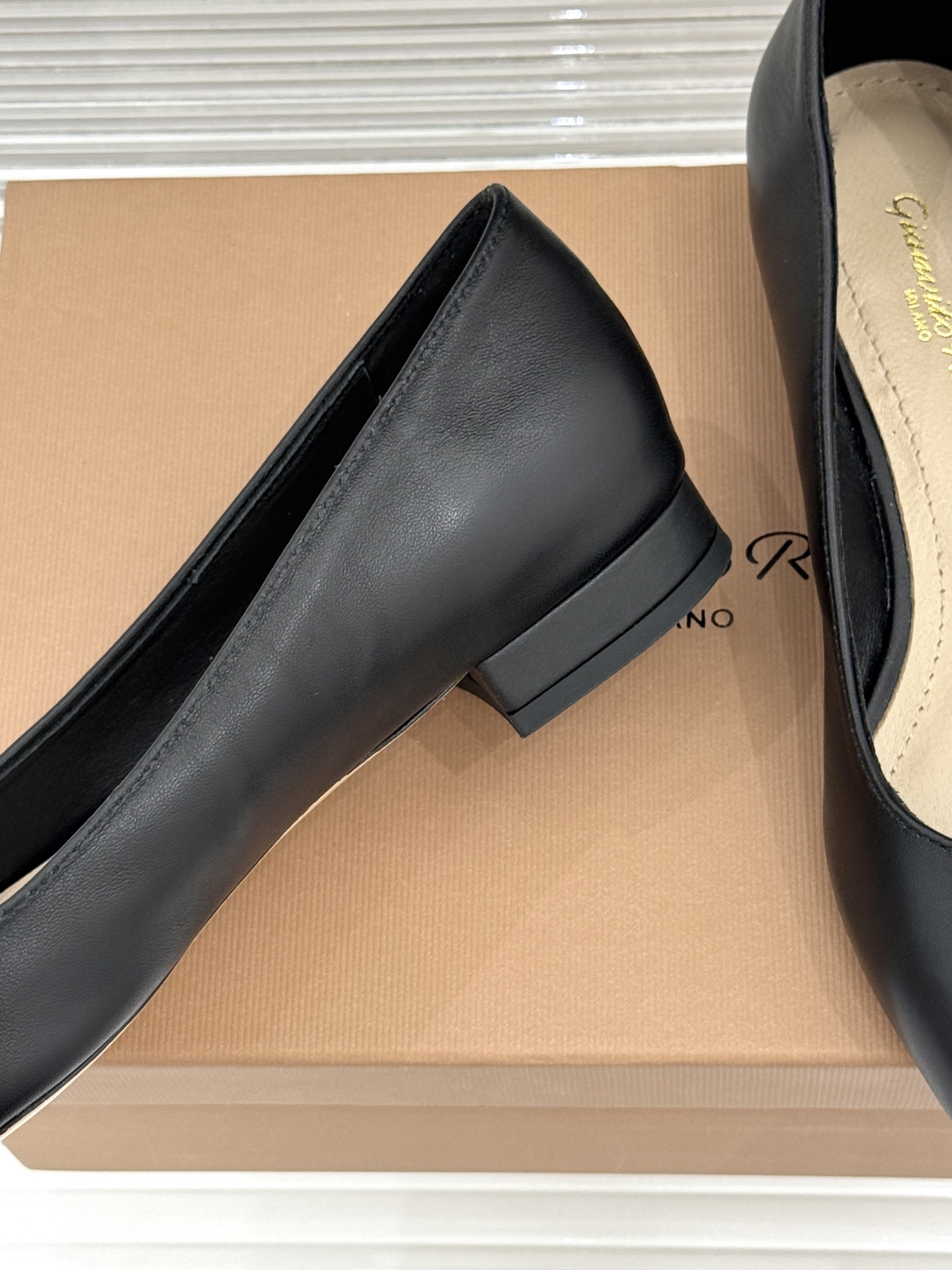 Gianvito Rossi经典极简尖头高跟鞋单鞋以「删繁就简」的意式匠心将高奢质感藏于利落线条让每一步