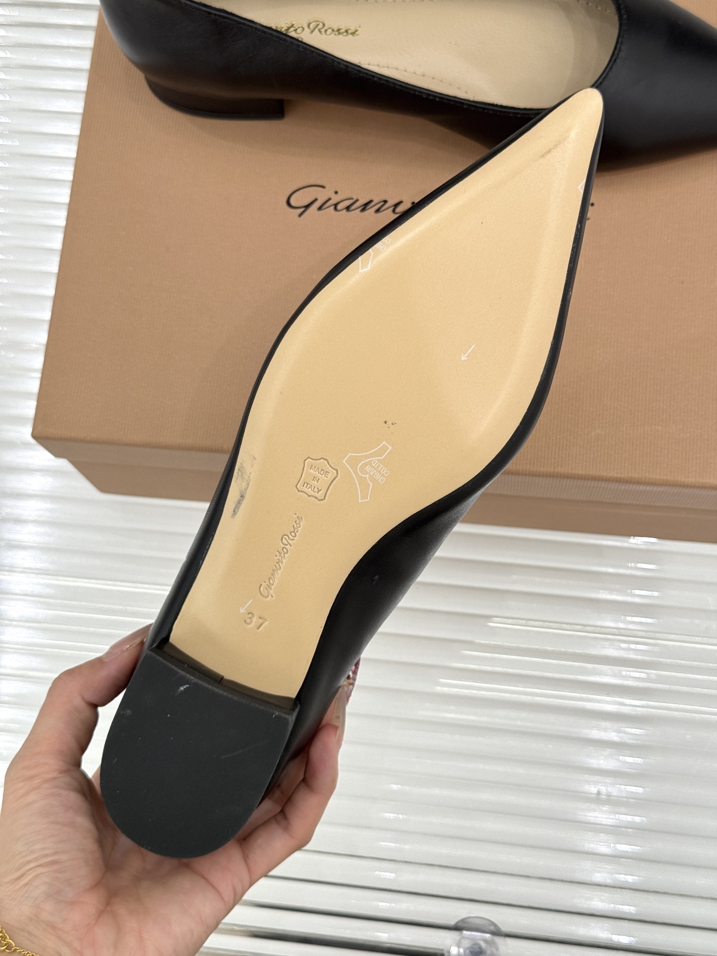 Gianvito Rossi经典极简尖头高跟鞋单鞋以「删繁就简」的意式匠心将高奢质感藏于利落线条让每一步