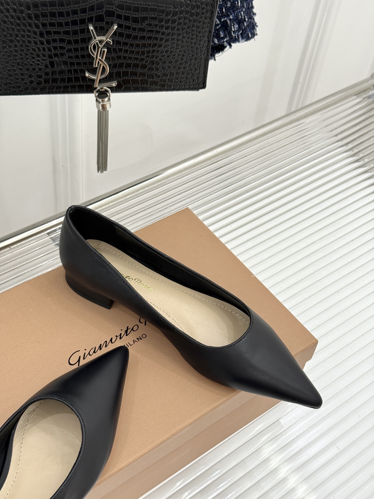 Gianvito Rossi经典极简尖头高跟鞋单鞋以「删繁就简」的意式匠心将高奢质感藏于利落线条让每一步