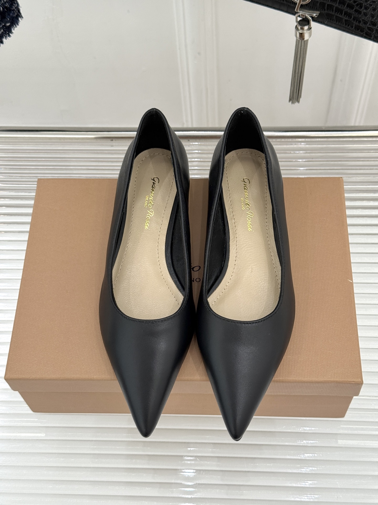 Gianvito Rossi经典极简尖头高跟鞋单鞋以「删繁就简」的意式匠心将高奢质感藏于利落线条让每一步