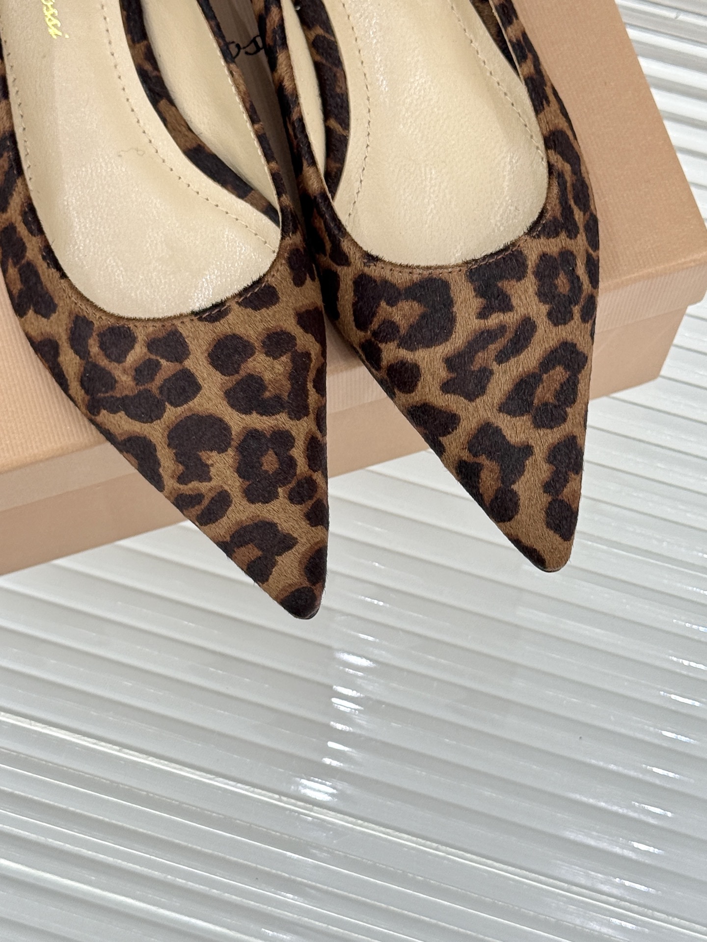 Gianvito Rossi经典极简尖头高跟鞋单鞋以「删繁就简」的意式匠心将高奢质感藏于利落线条让每一步