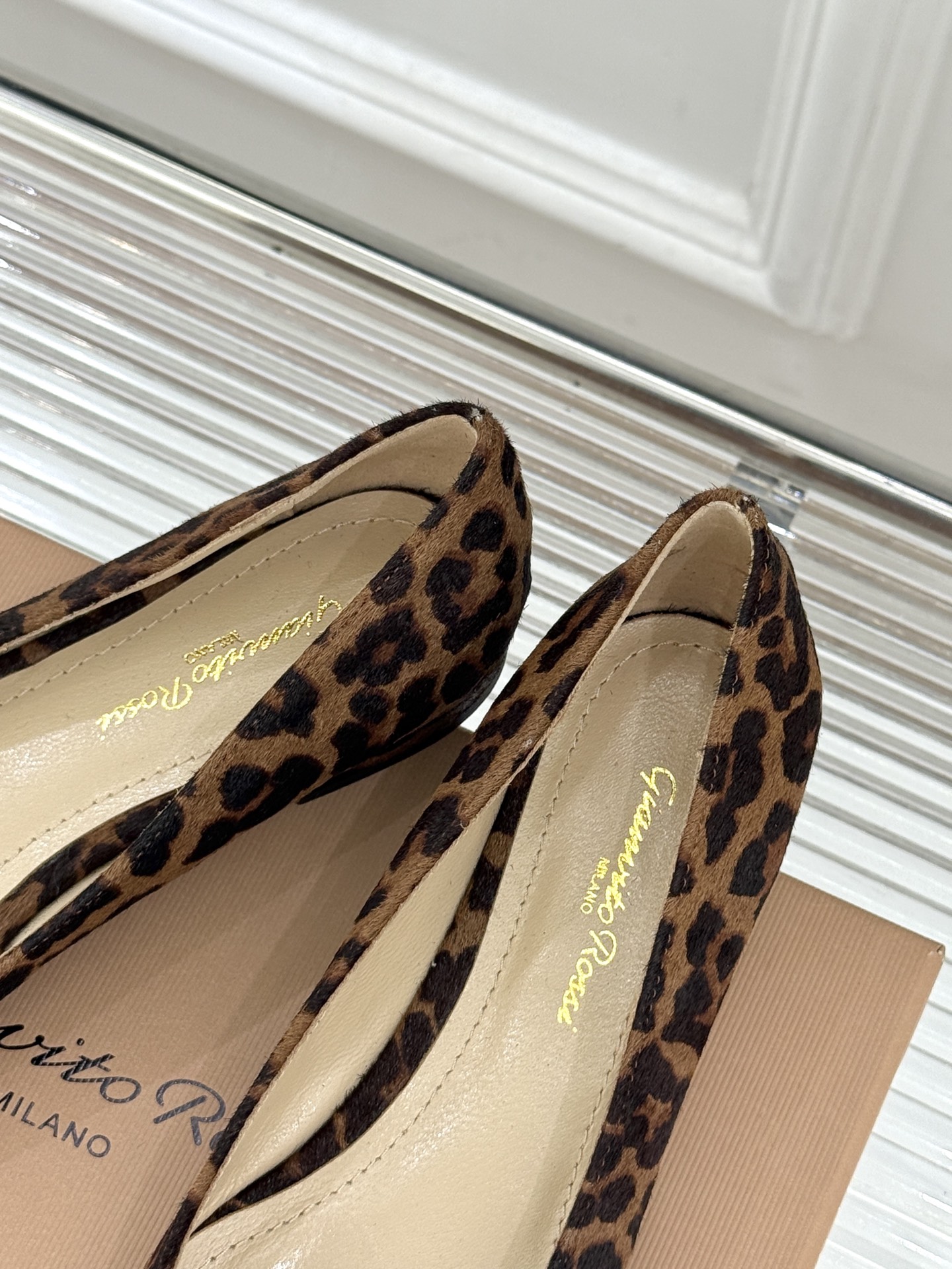 Gianvito Rossi经典极简尖头高跟鞋单鞋以「删繁就简」的意式匠心将高奢质感藏于利落线条让每一步