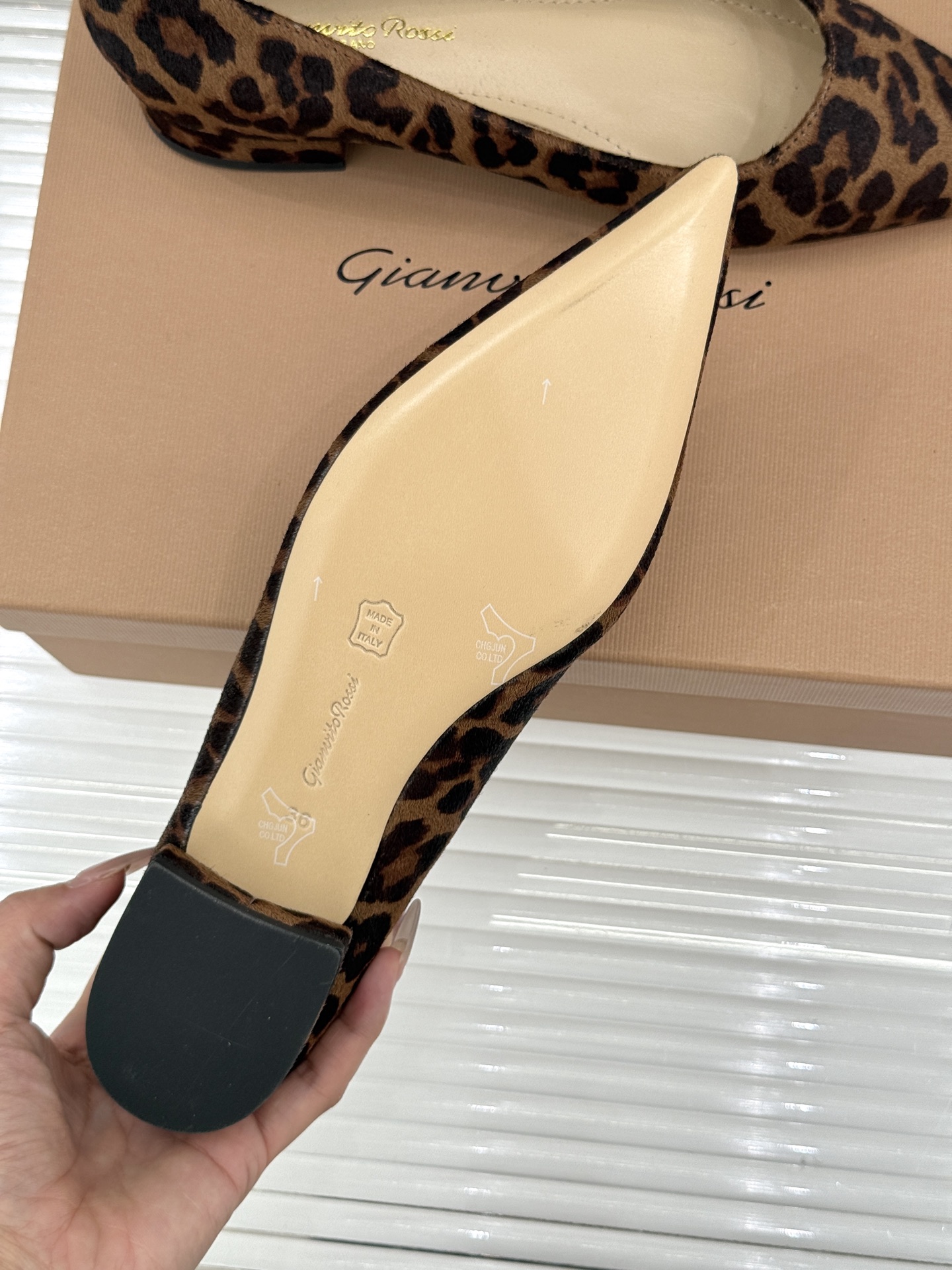 Gianvito Rossi经典极简尖头高跟鞋单鞋以「删繁就简」的意式匠心将高奢质感藏于利落线条让每一步