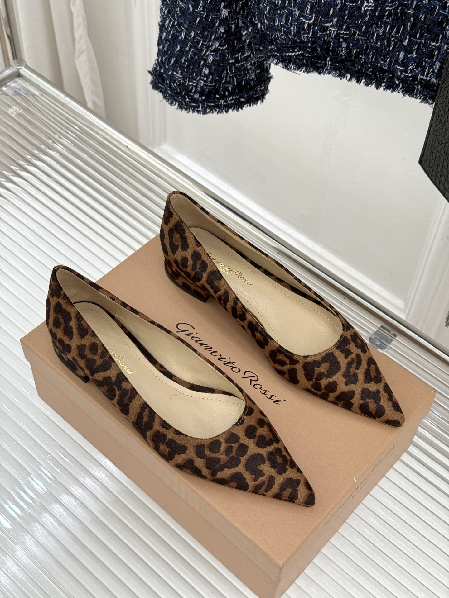 Gianvito Rossi经典极简尖头高跟鞋单鞋以「删繁就简」的意式匠心将高奢质感藏于利落线条让每一步