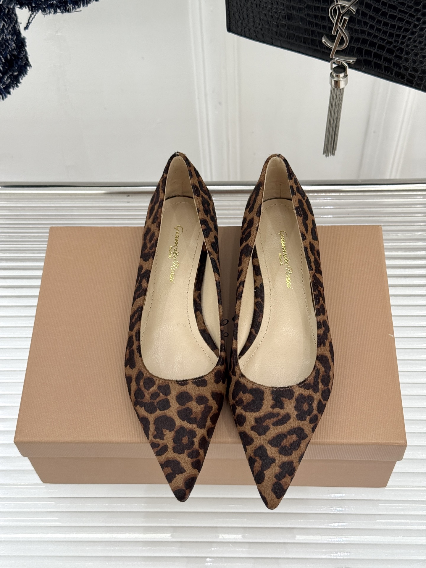 Gianvito Rossi经典极简尖头高跟鞋单鞋以「删繁就简」的意式匠心将高奢质感藏于利落线条让每一步