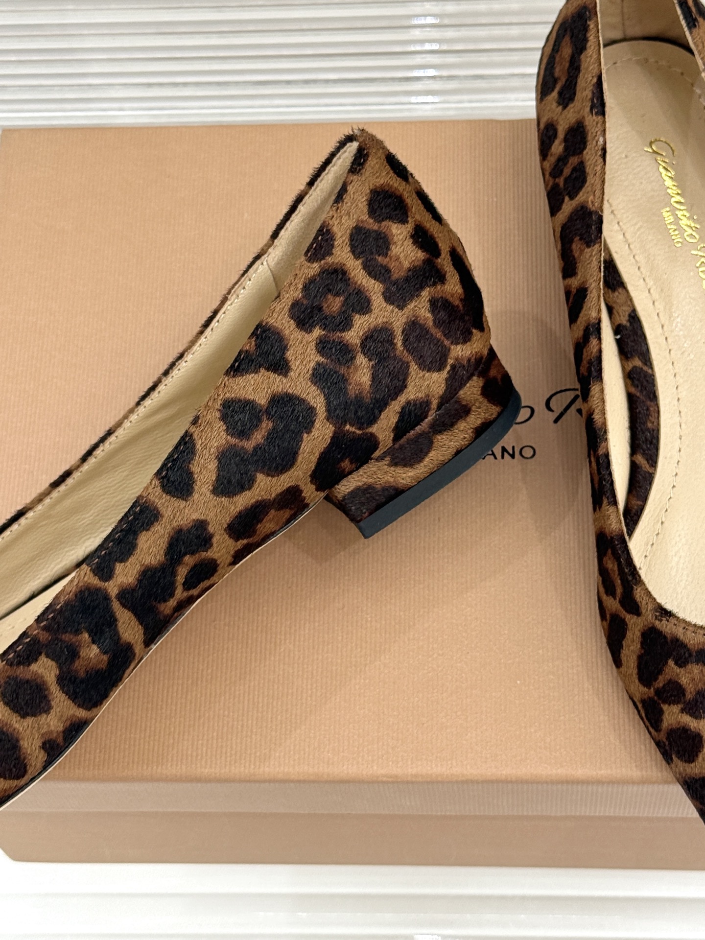 Gianvito Rossi经典极简尖头高跟鞋单鞋以「删繁就简」的意式匠心将高奢质感藏于利落线条让每一步