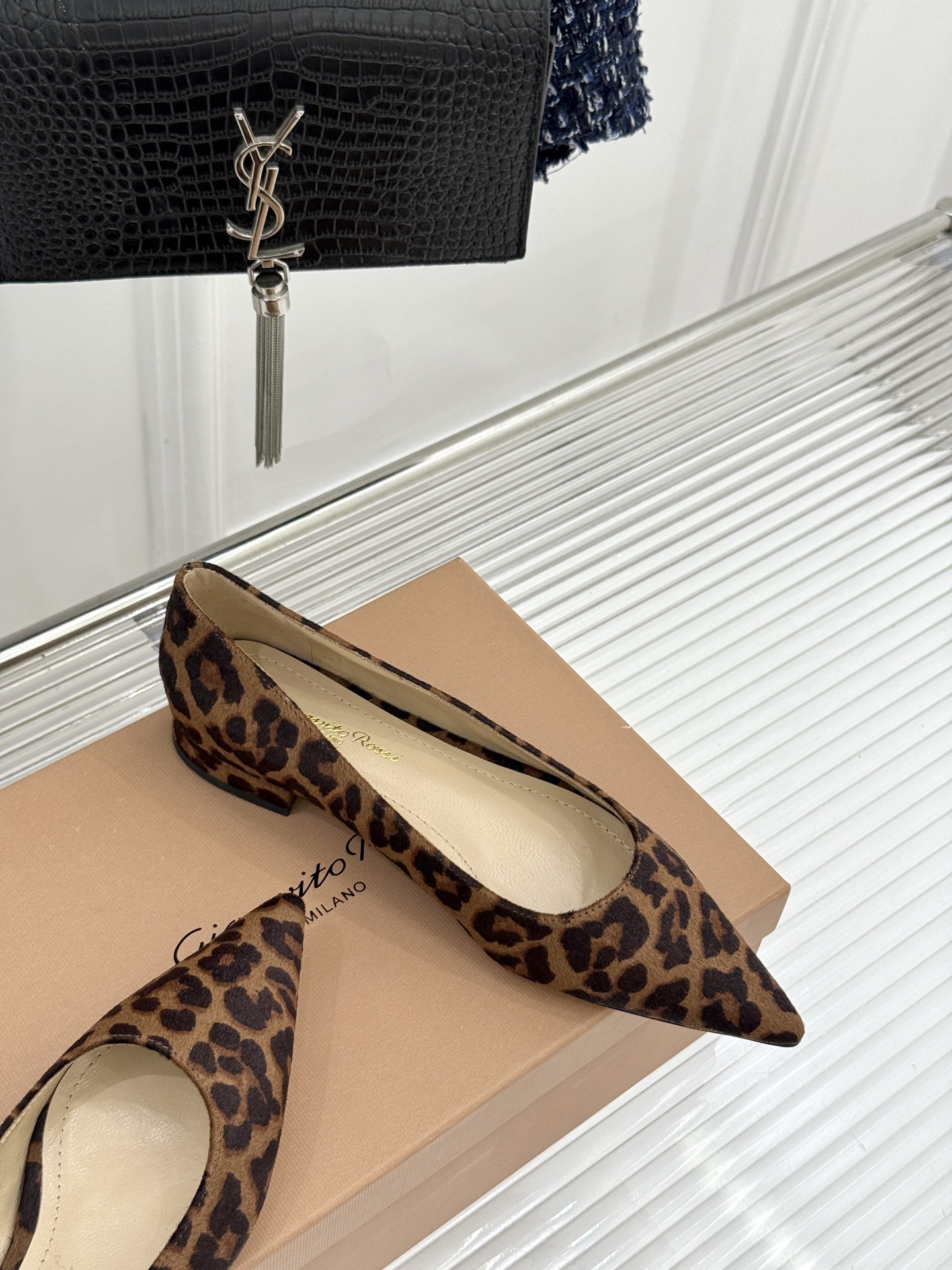 Gianvito Rossi经典极简尖头高跟鞋单鞋以「删繁就简」的意式匠心将高奢质感藏于利落线条让每一步