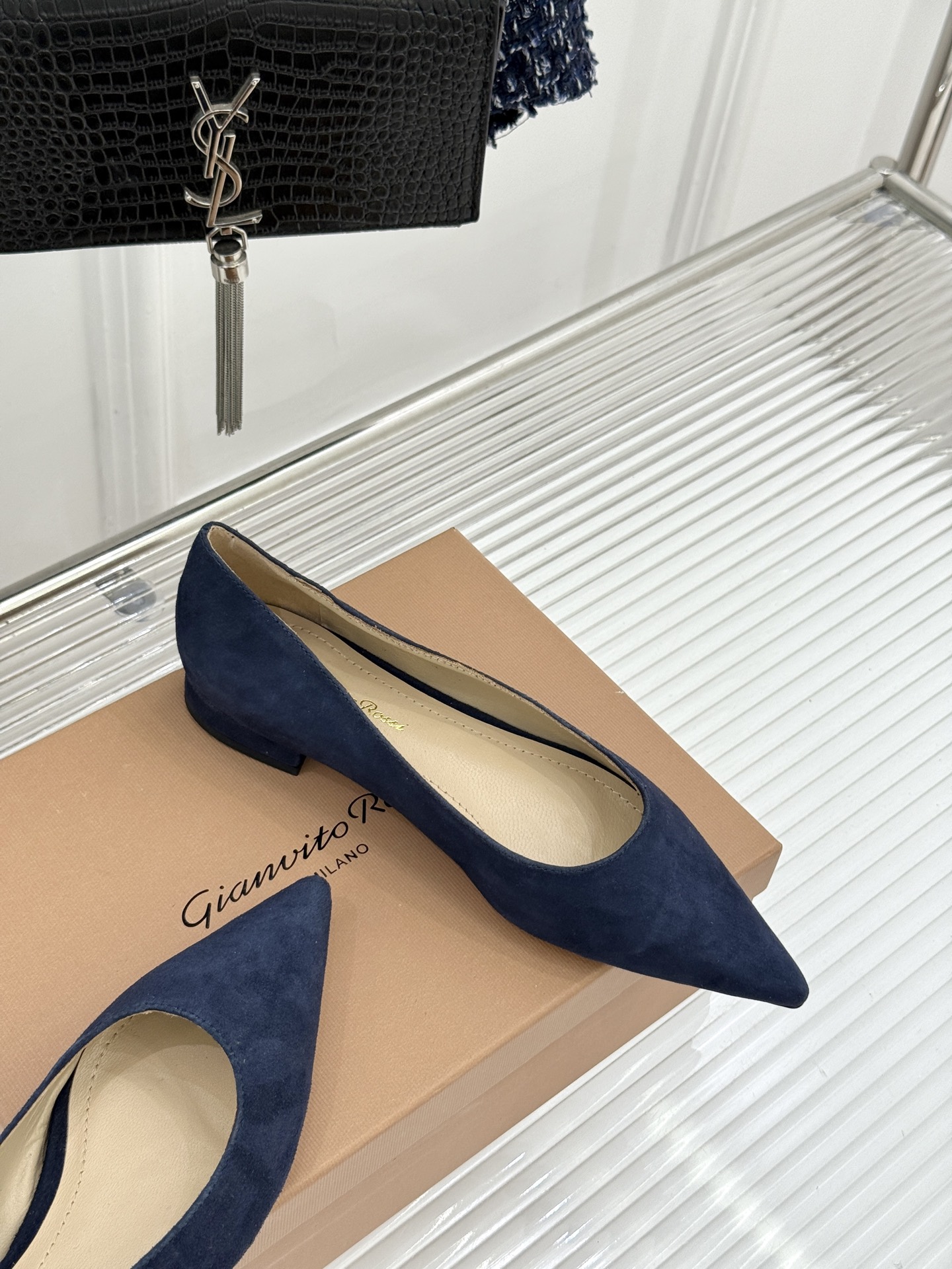 Gianvito Rossi经典极简尖头高跟鞋单鞋以「删繁就简」的意式匠心将高奢质感藏于利落线条让每一步