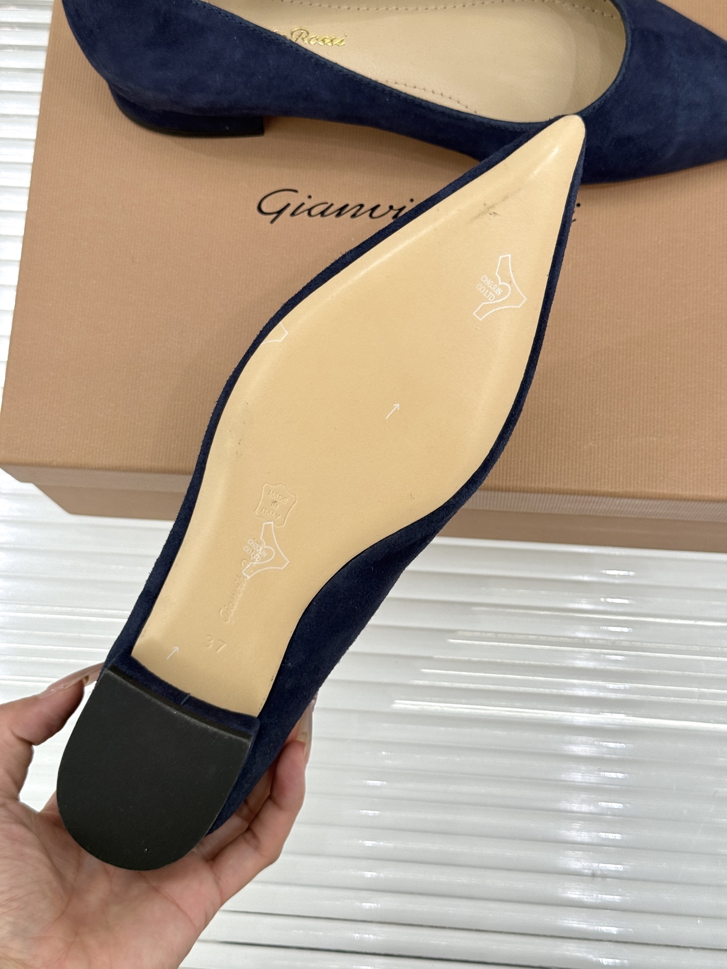 Gianvito Rossi经典极简尖头高跟鞋单鞋以「删繁就简」的意式匠心将高奢质感藏于利落线条让每一步