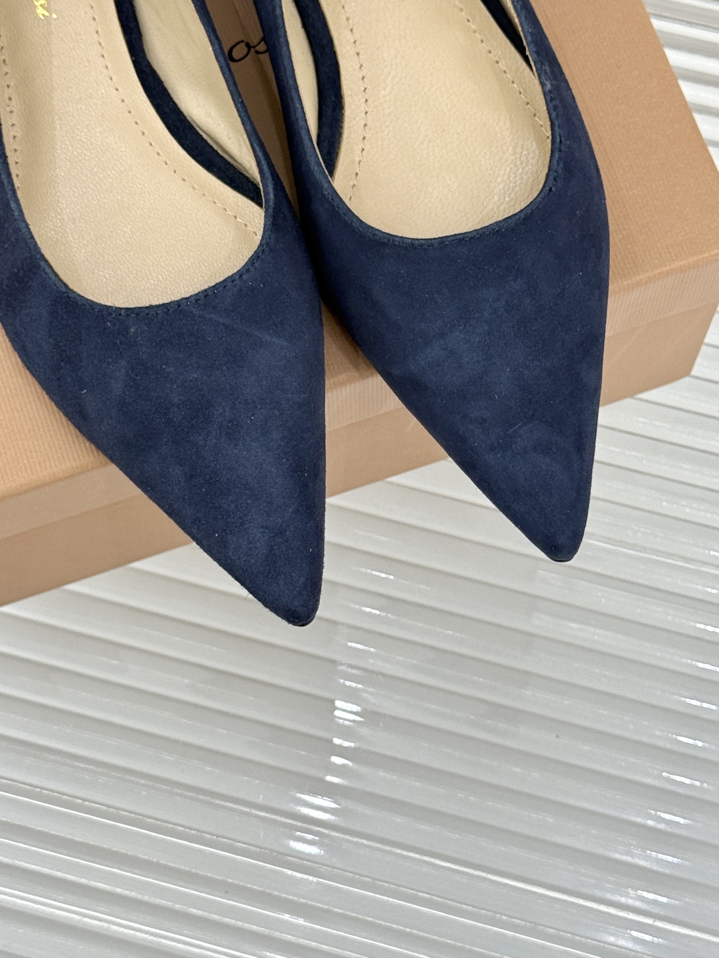 Gianvito Rossi经典极简尖头高跟鞋单鞋以「删繁就简」的意式匠心将高奢质感藏于利落线条让每一步